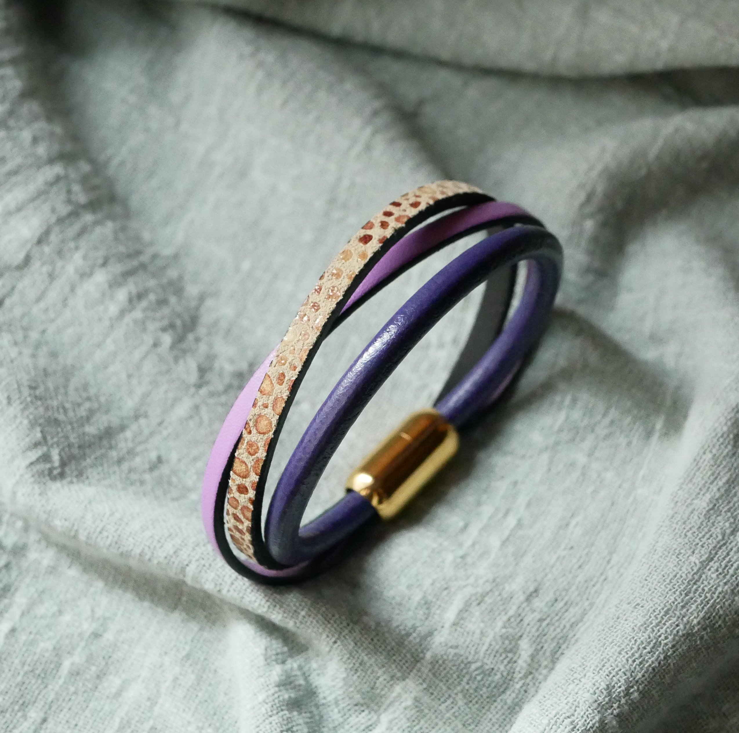 Bracelet manchette femme multi cuirs Violet et Dor&eacute;