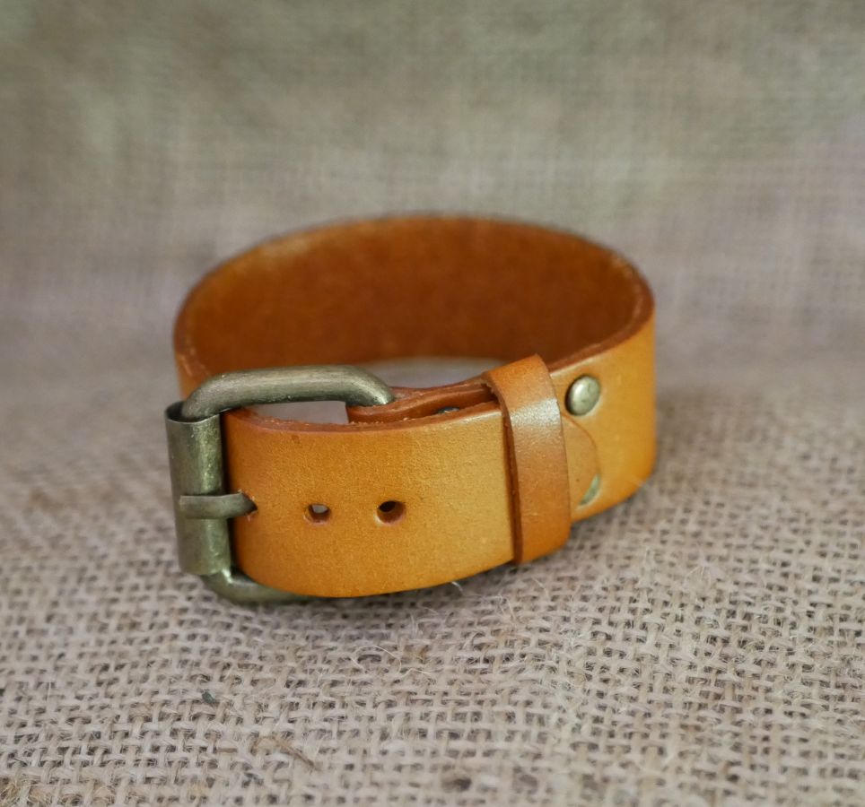 Bracelet manchette homme en cuir camel personnalisable