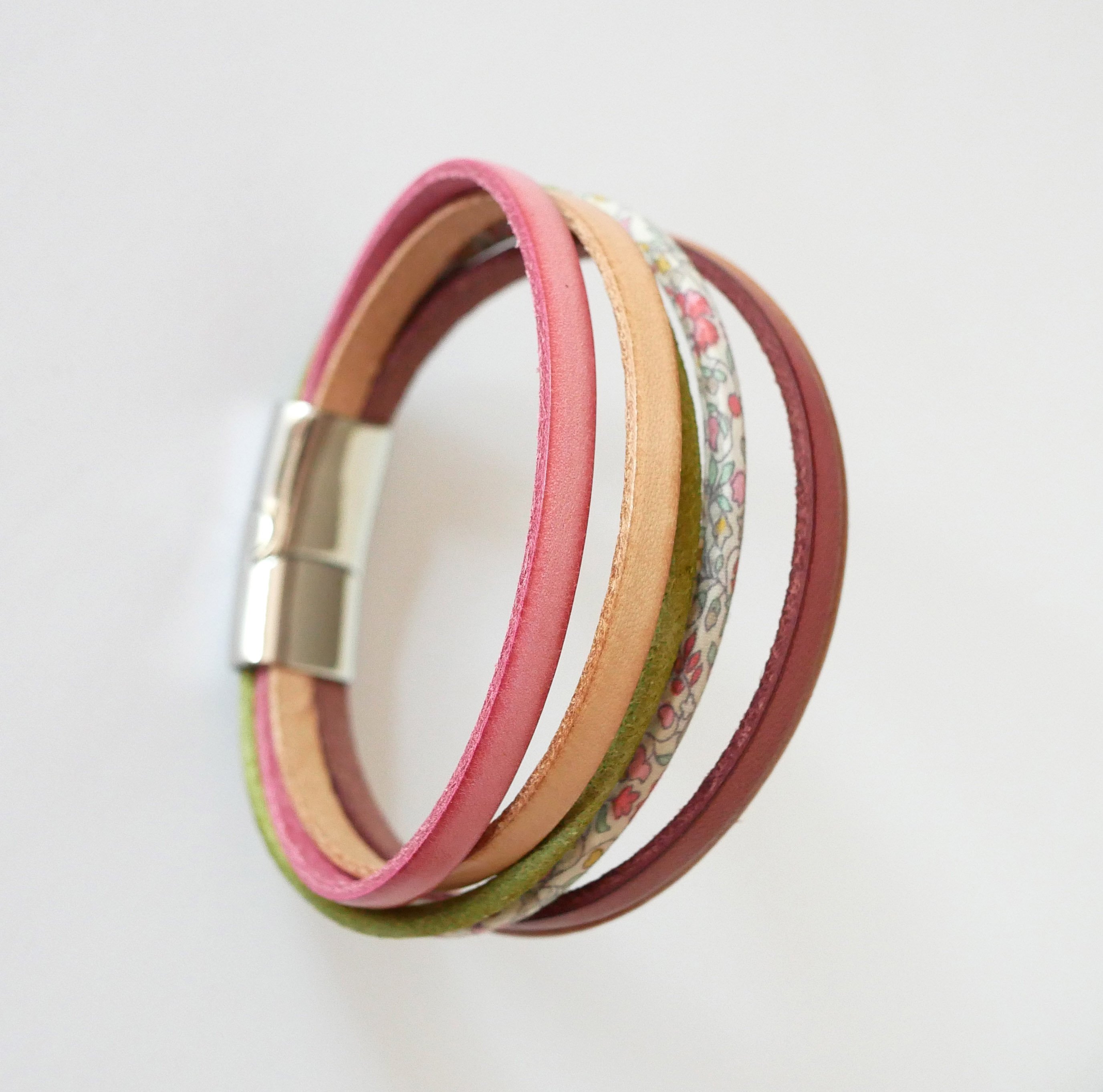 Bracelet manchette multi-cordons cuirs pastels et cordon Liberty fleuri
