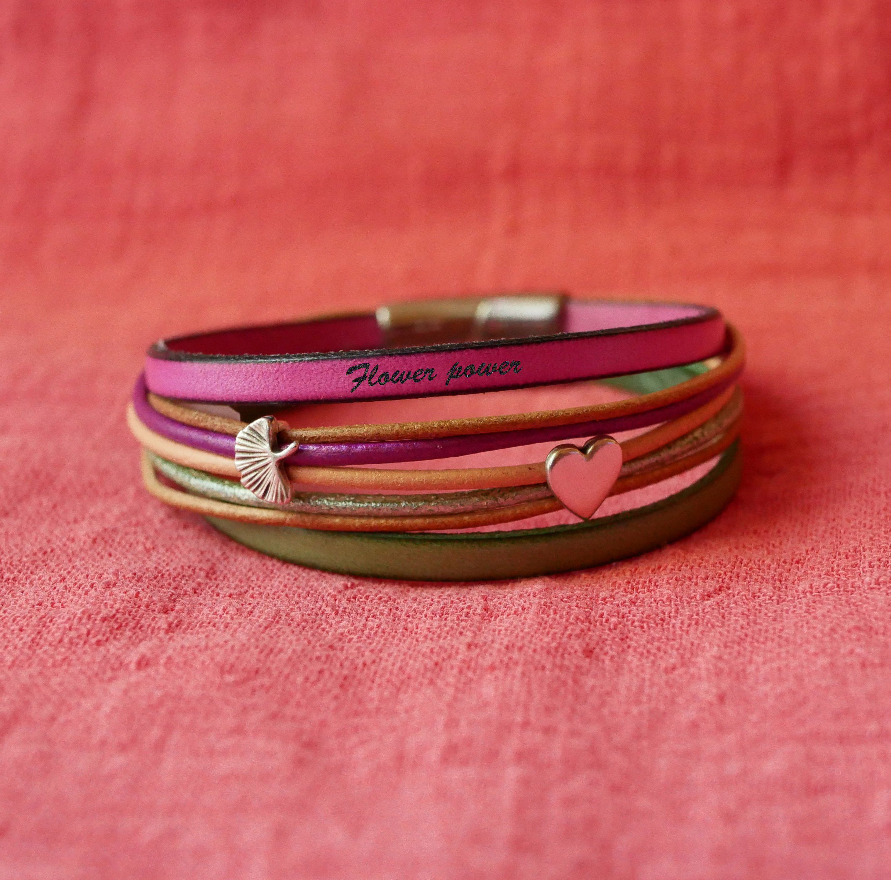 Bracelet manchette multi-cordons cuirs fuchsia aux 2 passants argentés