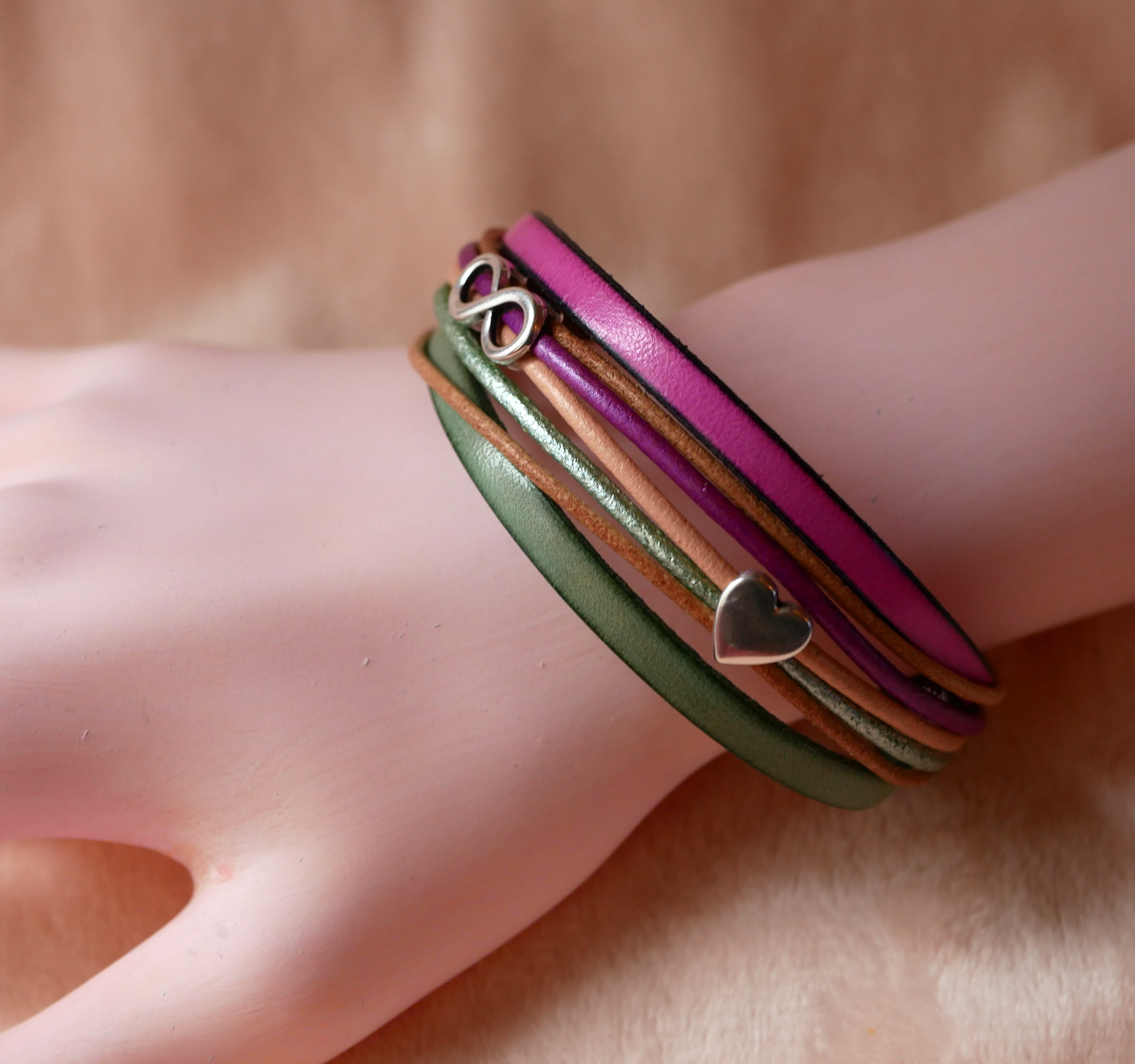 Bracelet manchette multi-cordons cuirs fuchsia aux 2 passants argentés