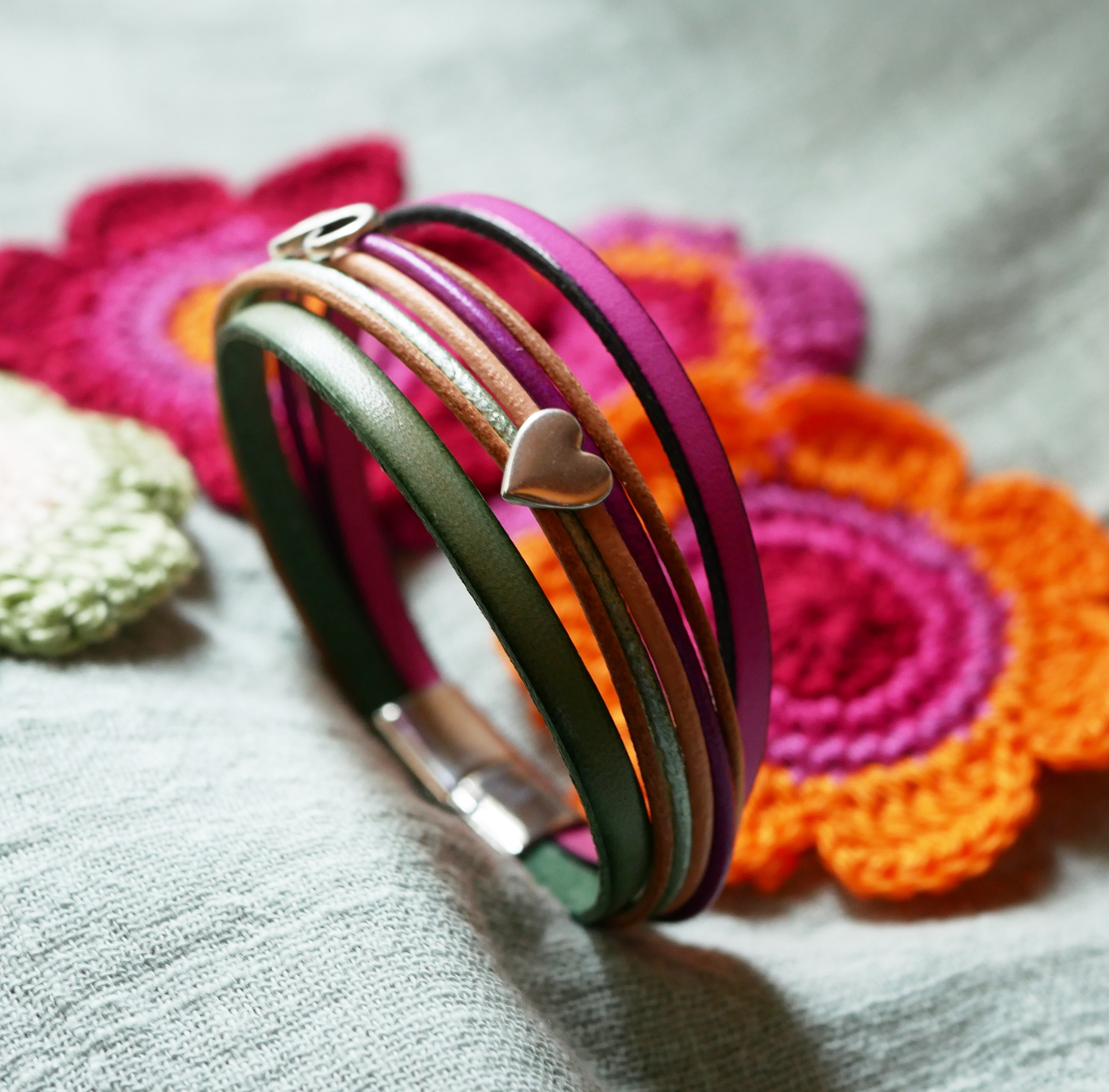 Bracelet manchette multi-cordons cuirs fuchsia aux 2 passants argentés