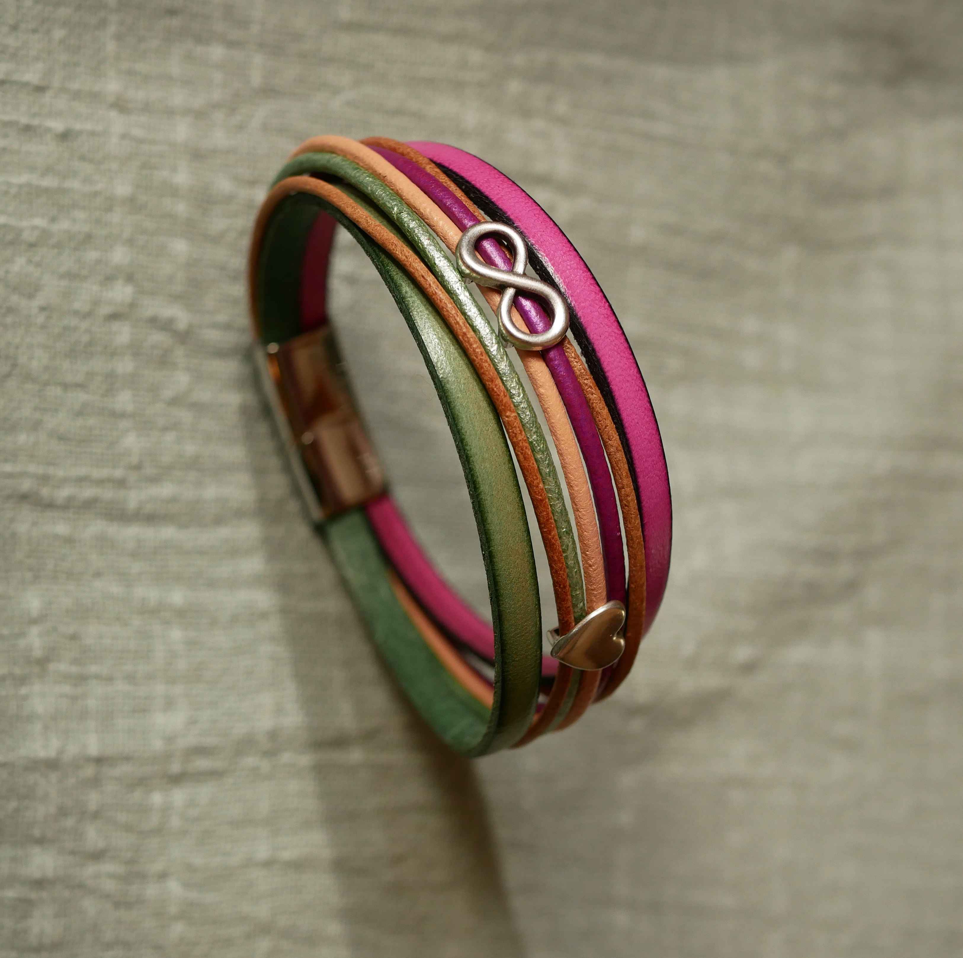 Bracelet manchette multi-cordons cuirs fuchsia aux 2 passants argentés