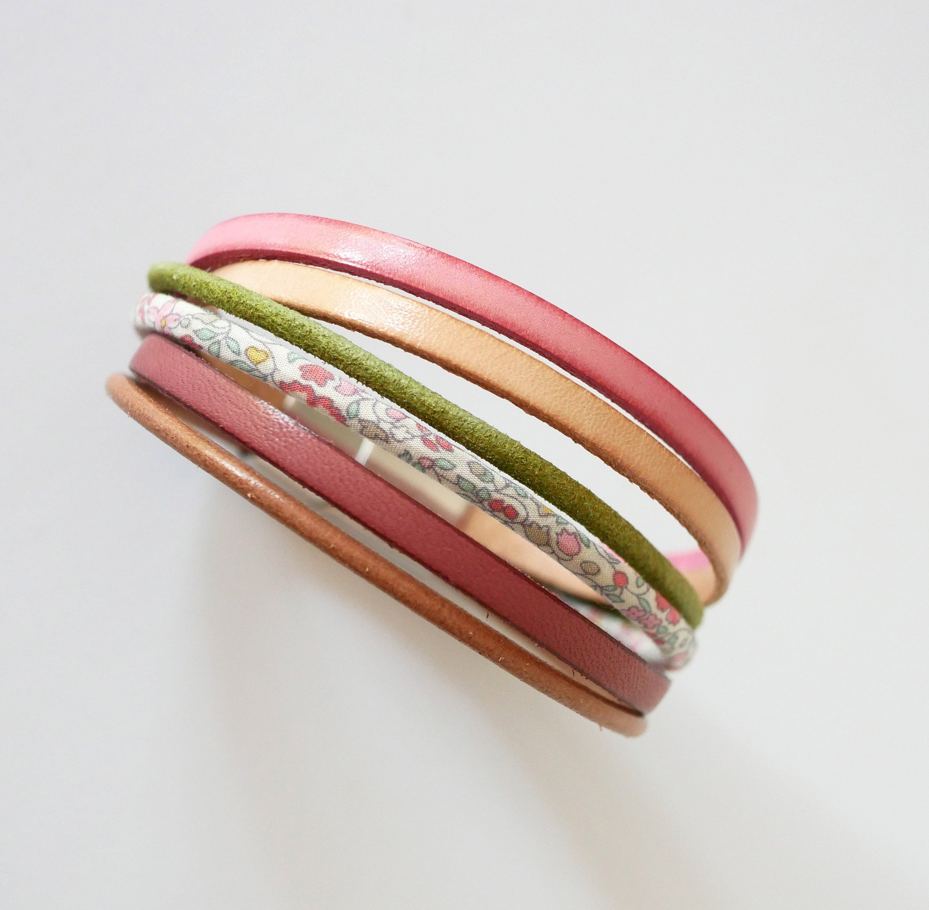 Bracelet manchette multi-cordons cuirs pastels et cordon Liberty fleuri