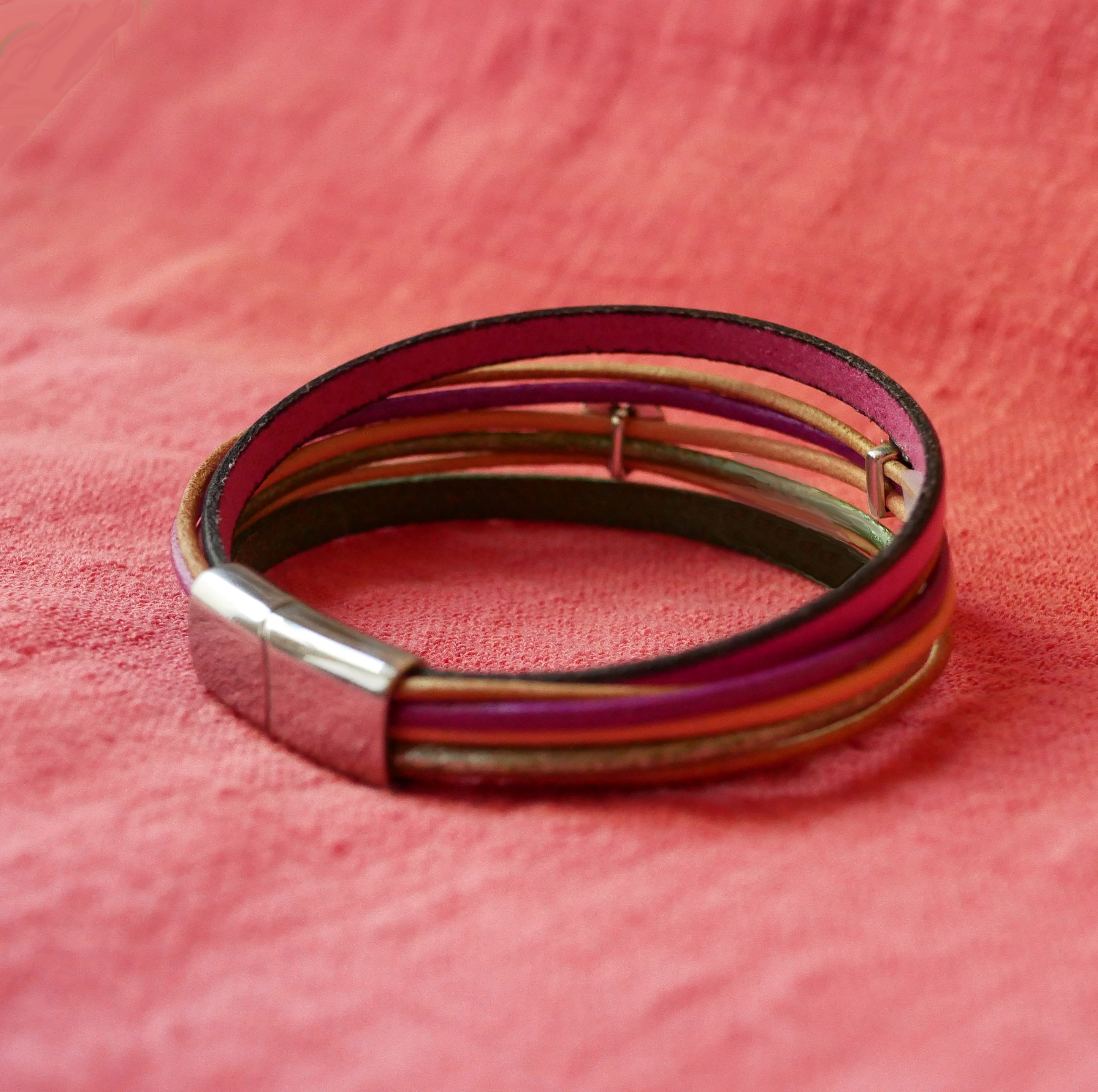 Bracelet manchette multi-cordons cuirs fuchsia aux 2 passants argent&eacute;s