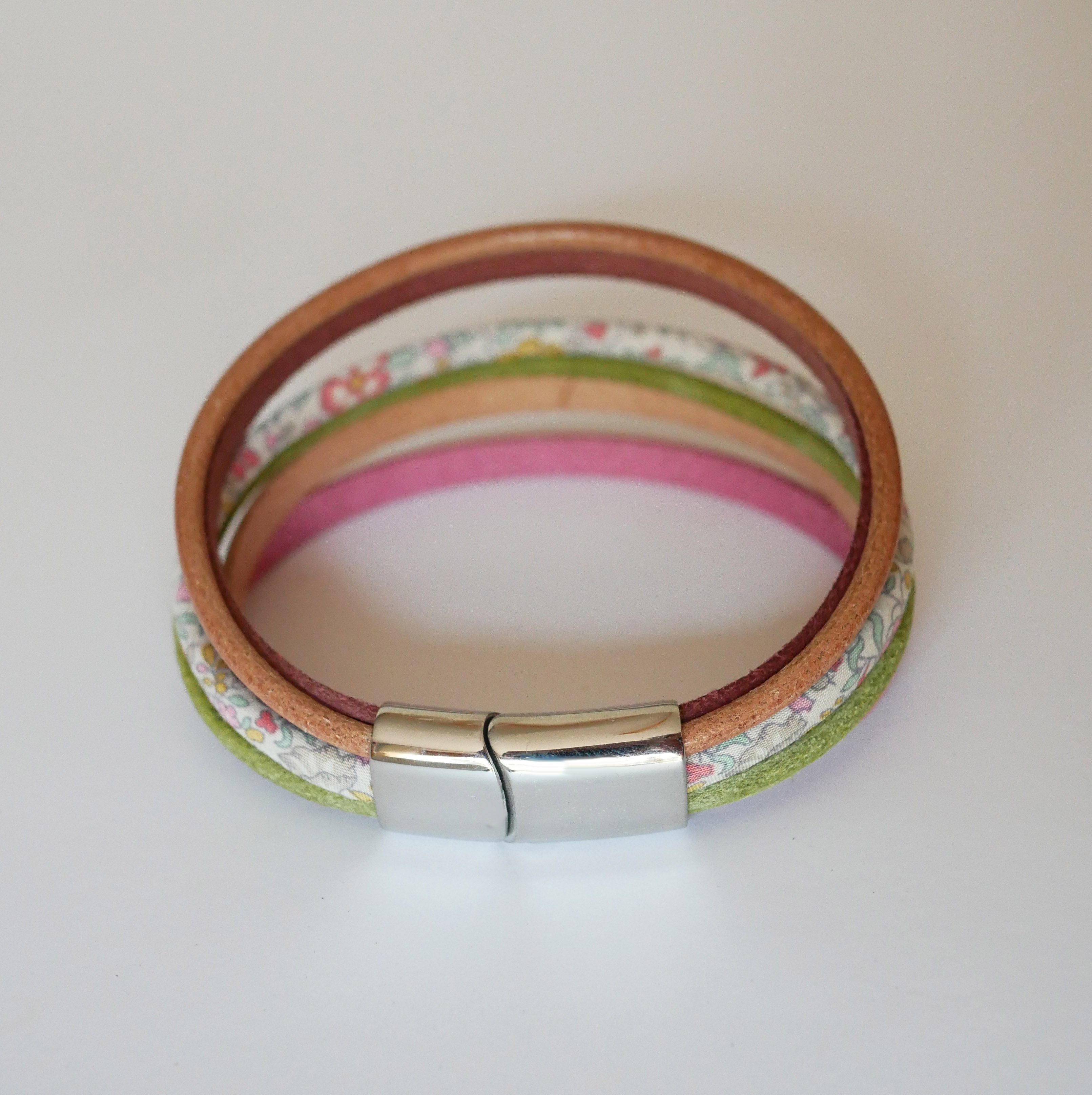 Bracelet manchette multi-cordons cuirs pastels et cordon Liberty fleuri