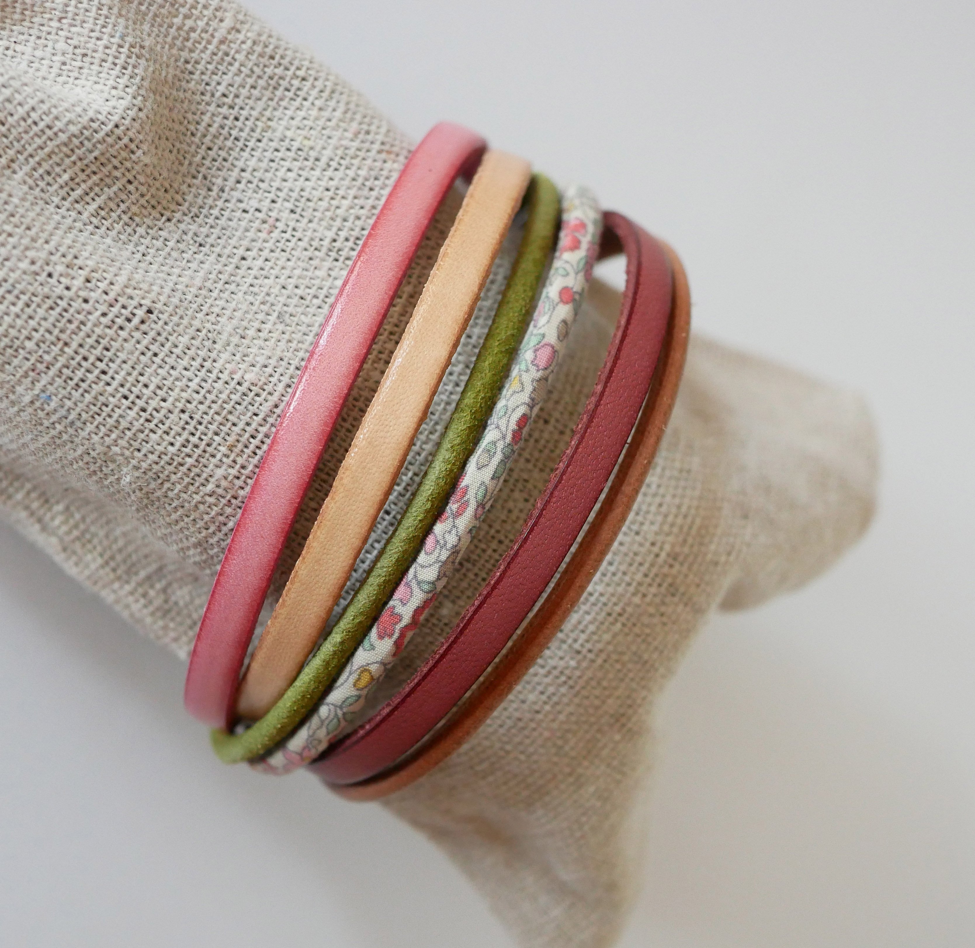 Bracelet manchette multi-cordons cuirs pastels et cordon Liberty fleuri