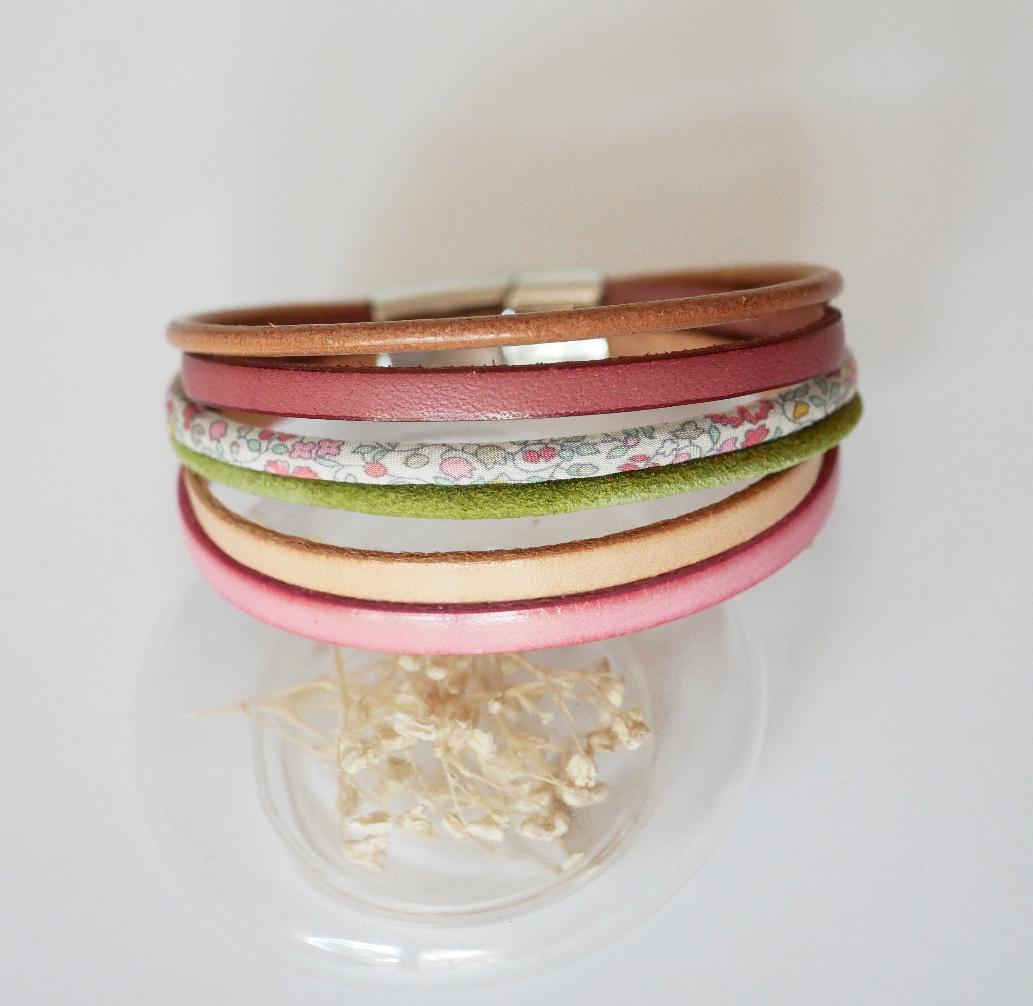 Bracelet manchette multi-cordons cuirs pastels et cordon Liberty fleuri