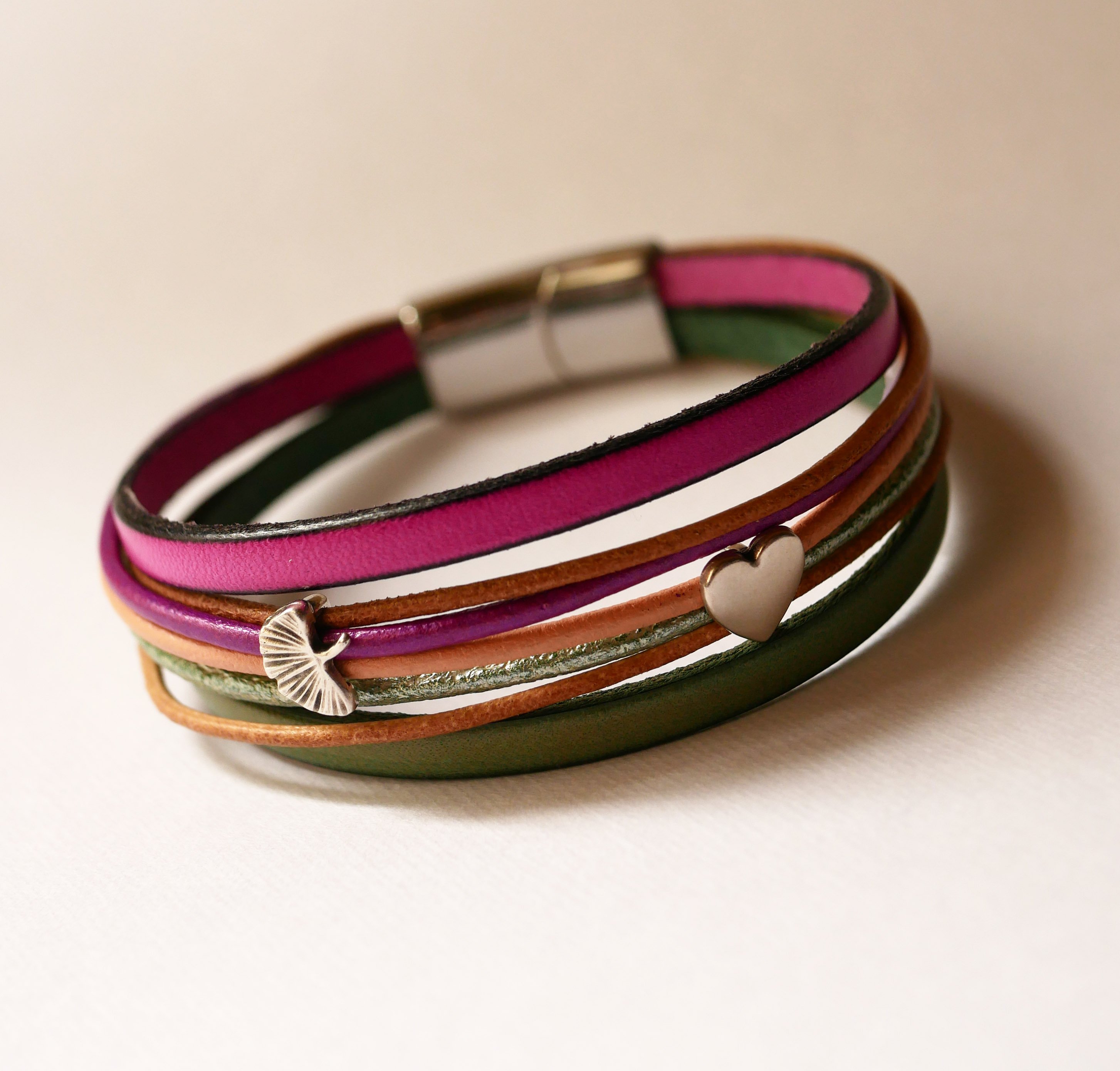 Bracelet manchette multi-cordons cuirs fuchsia aux 2 passants argent&eacute;s