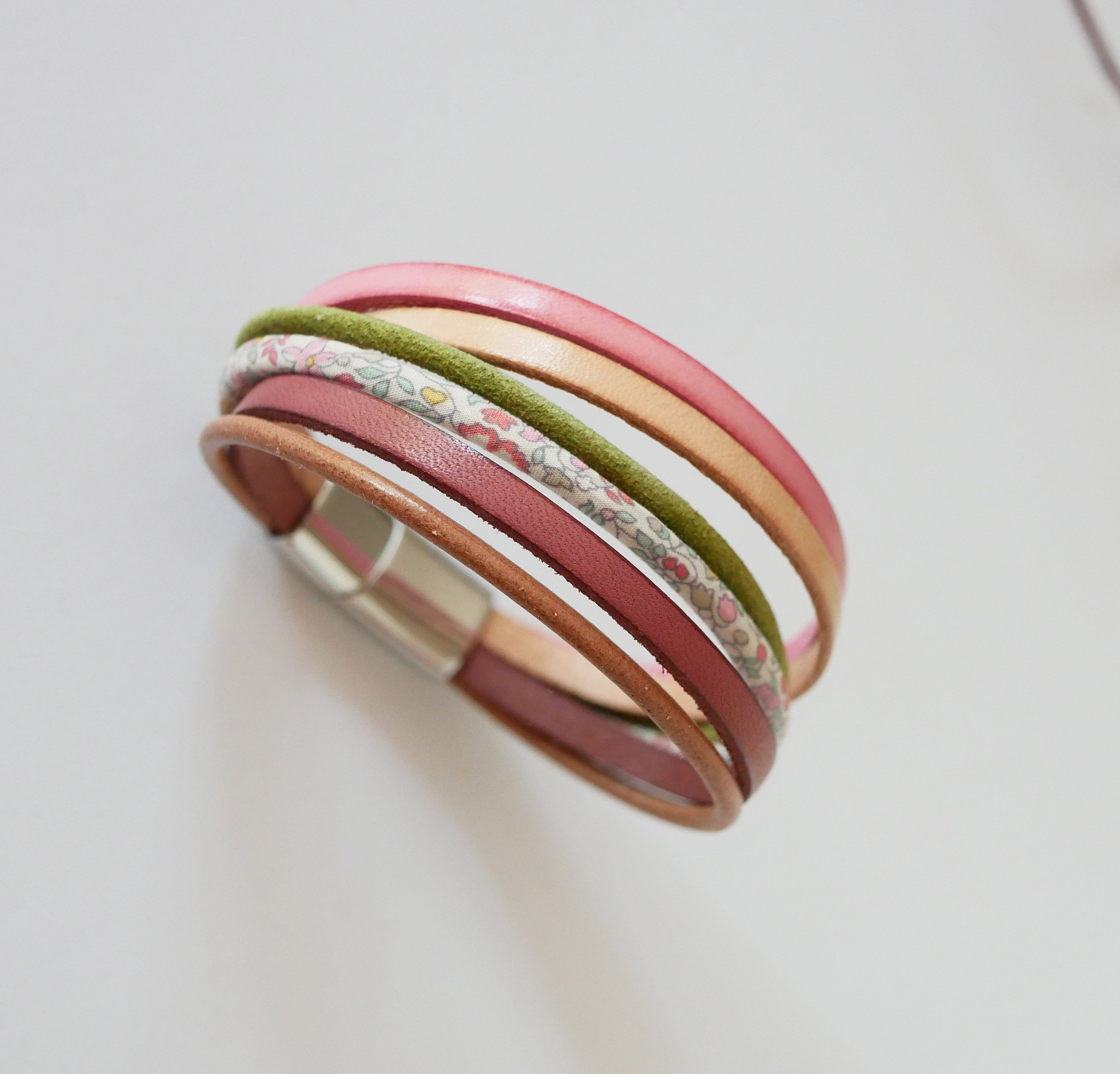 Bracelet manchette multi-cordons cuirs pastels et cordon Liberty fleuri