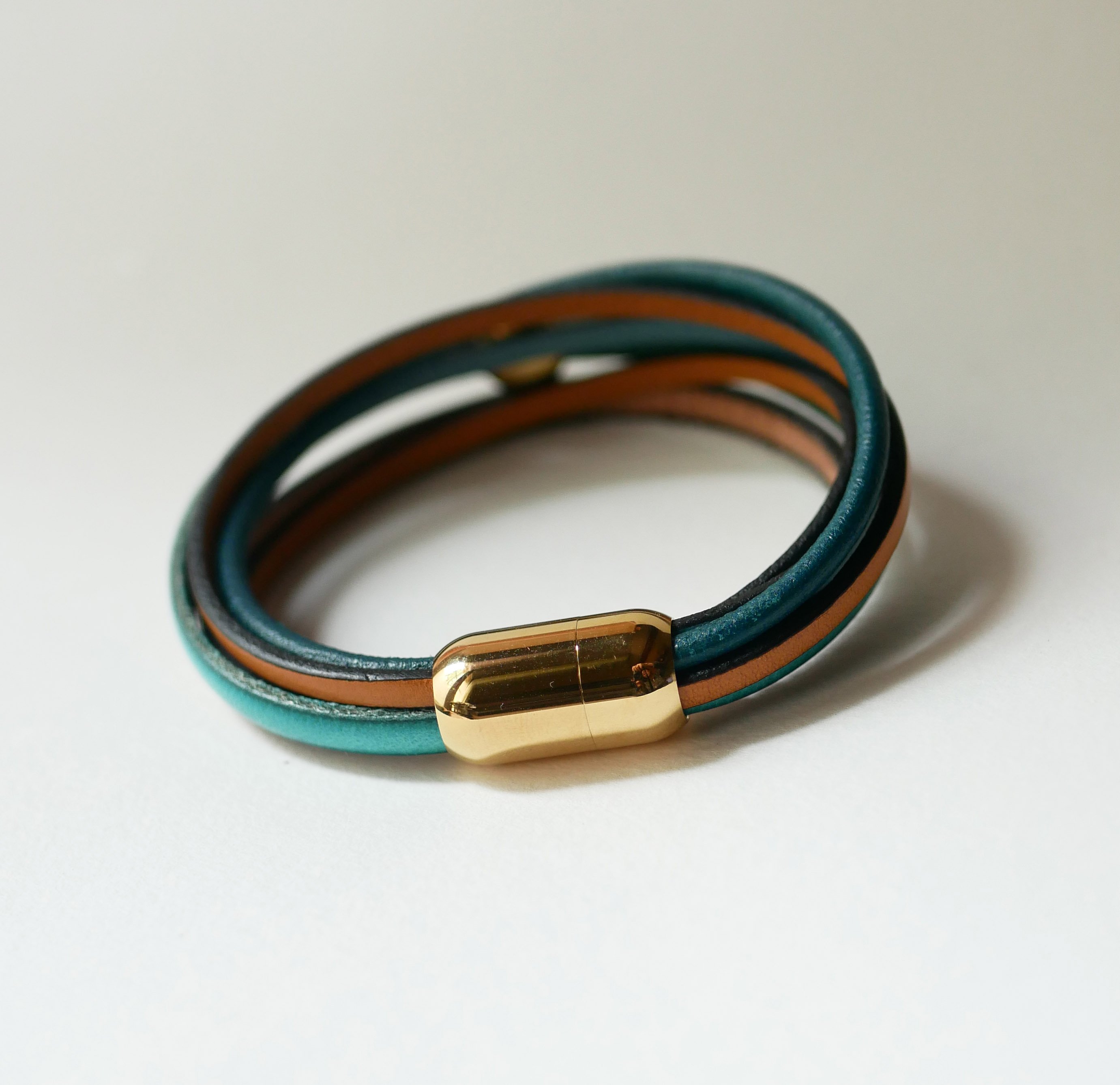 Bracelet manchette multi cuir pour femme tons bleus et dor&eacute;