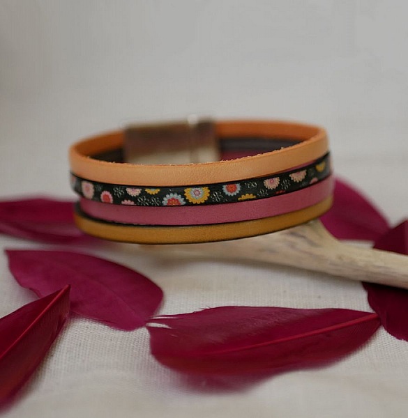 Bracelet manchette multi cuir couleurs acidul&eacute;es personnalisable 