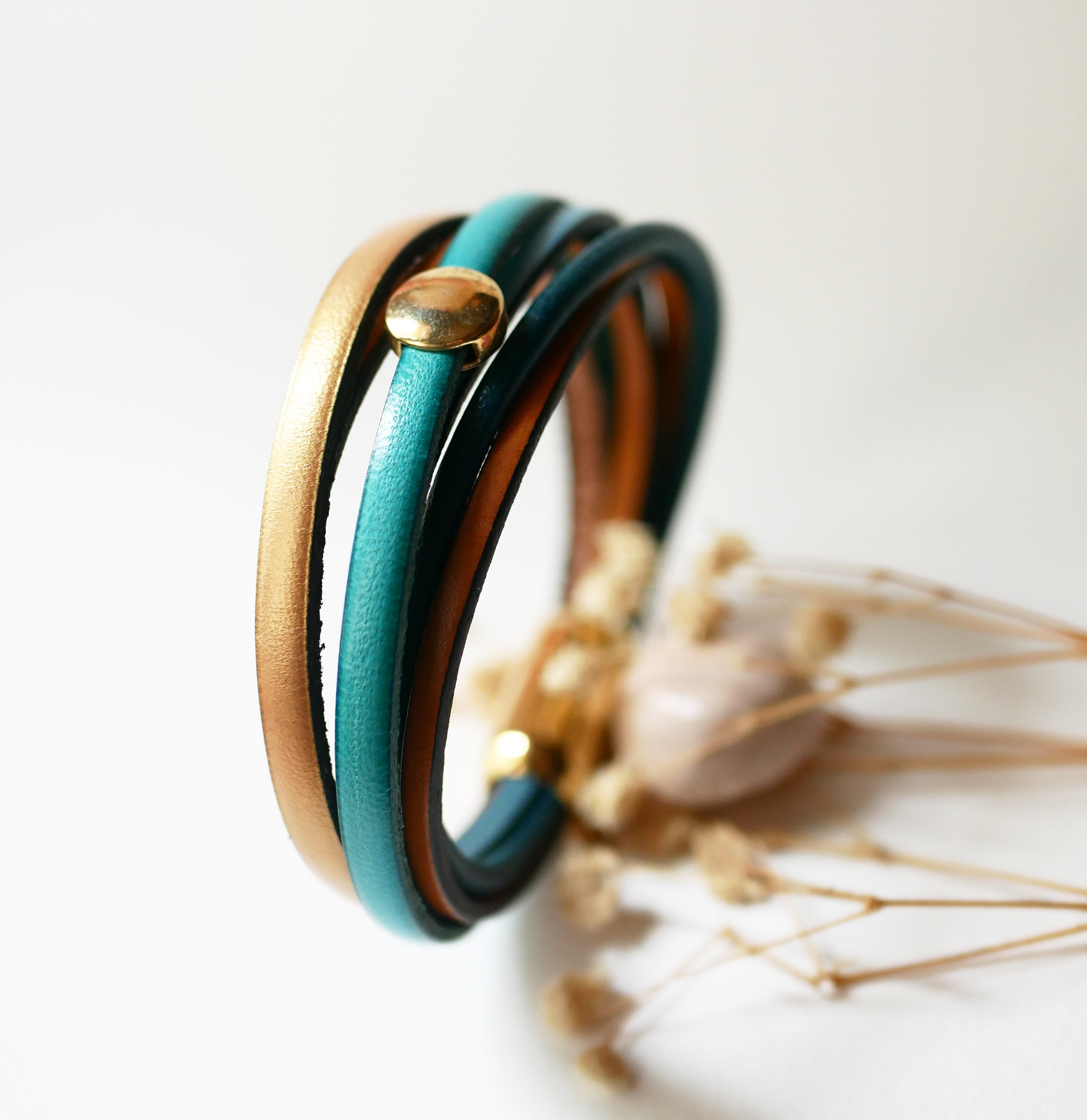 Bracelet manchette multi cuir pour femme tons bleus et doré