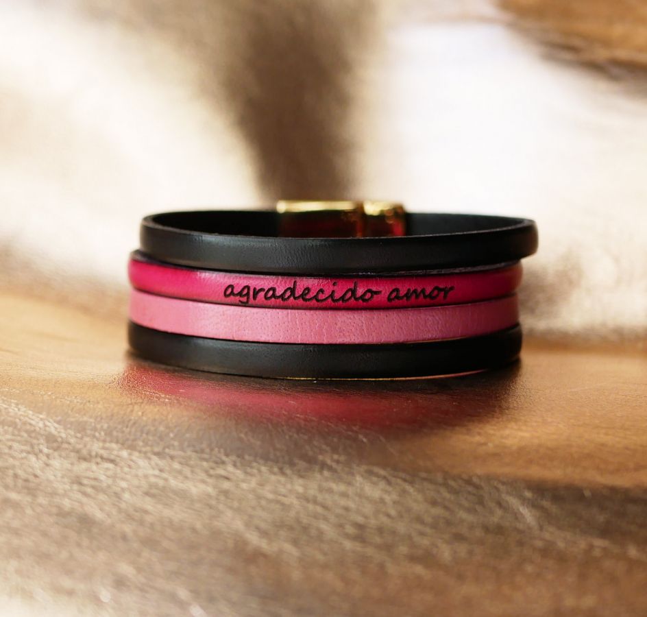 Bracelet manchette multi cuir personnalisable avec message gravé