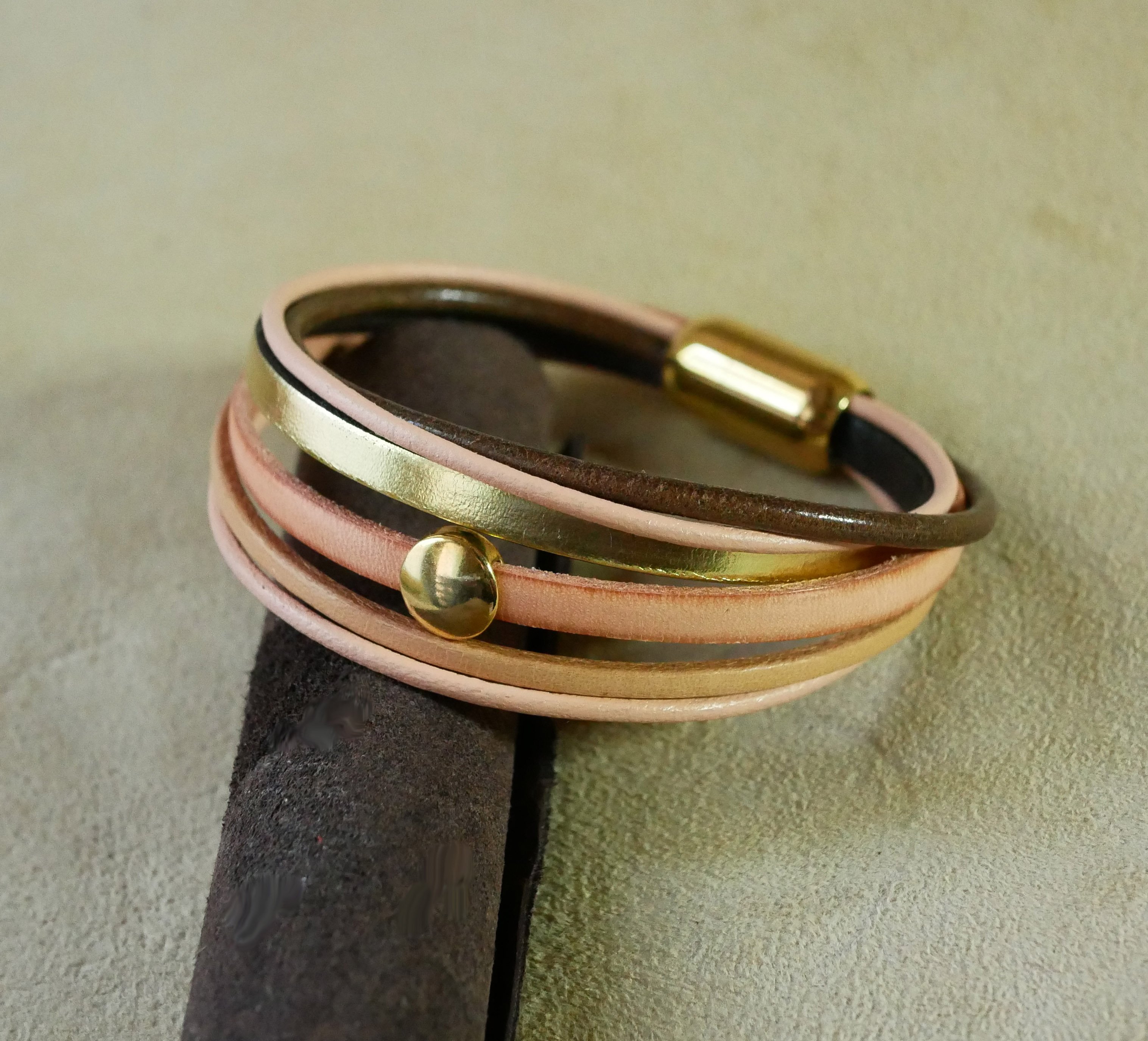 Bracelet manchette multi cuir pour femme tons p&ecirc;che et dor&eacute;