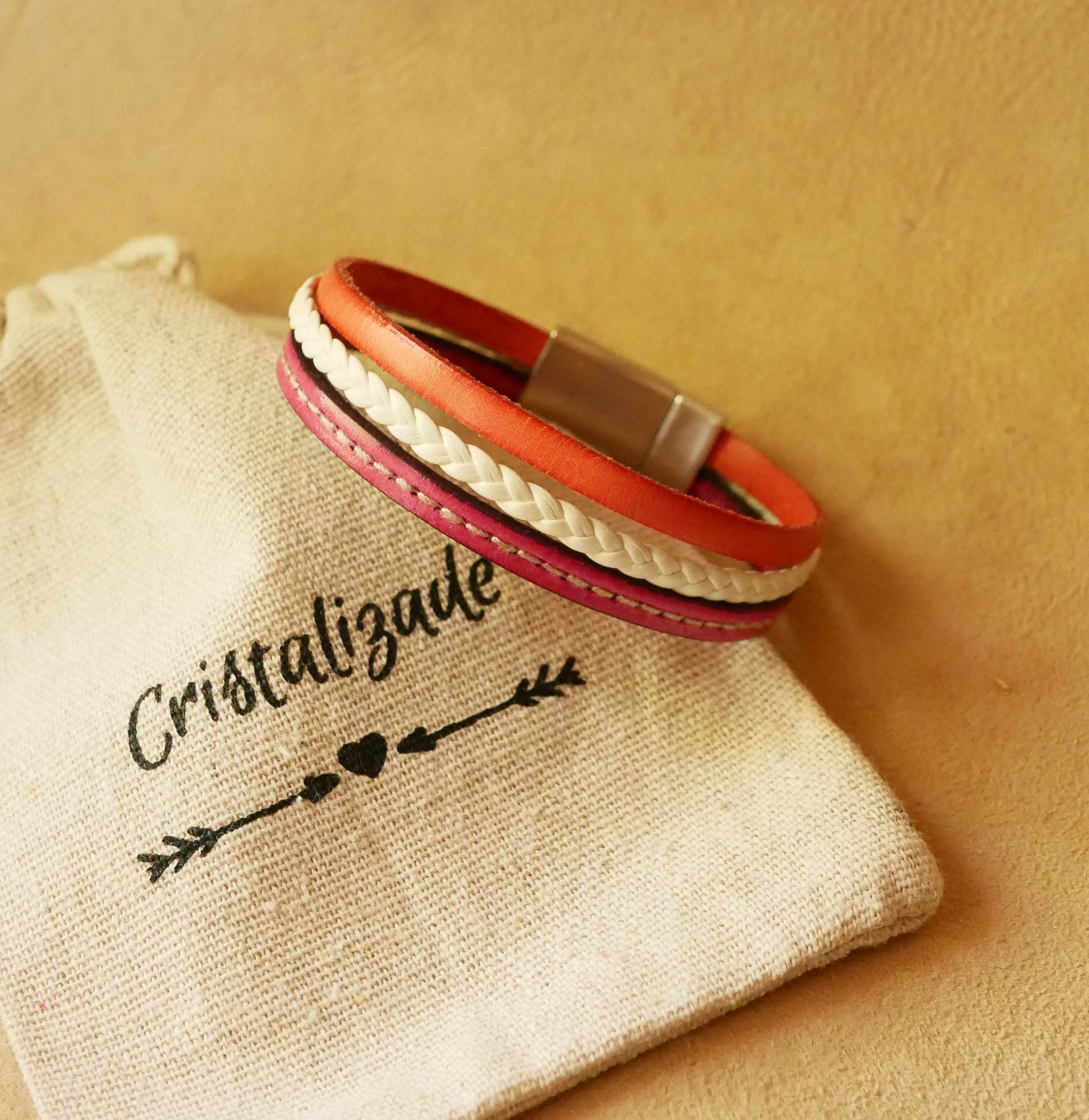 Bracelet manchette multi-cuirs tress&eacute; surpiqu&eacute; Blanc et Corail