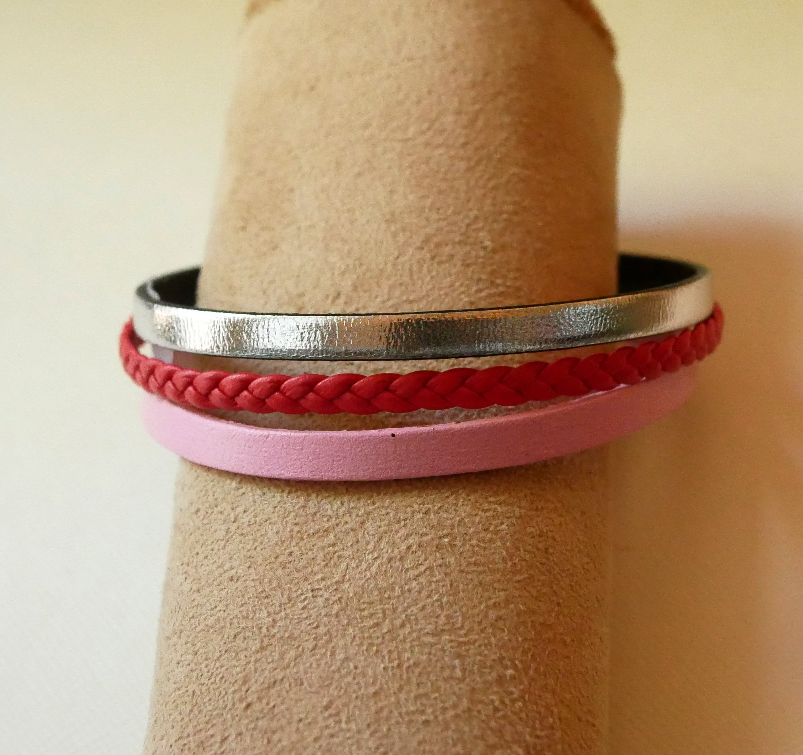 Bracelet manchette multi-cuirs tress&eacute; Rouge Corail et cuir Argent&eacute; et rose