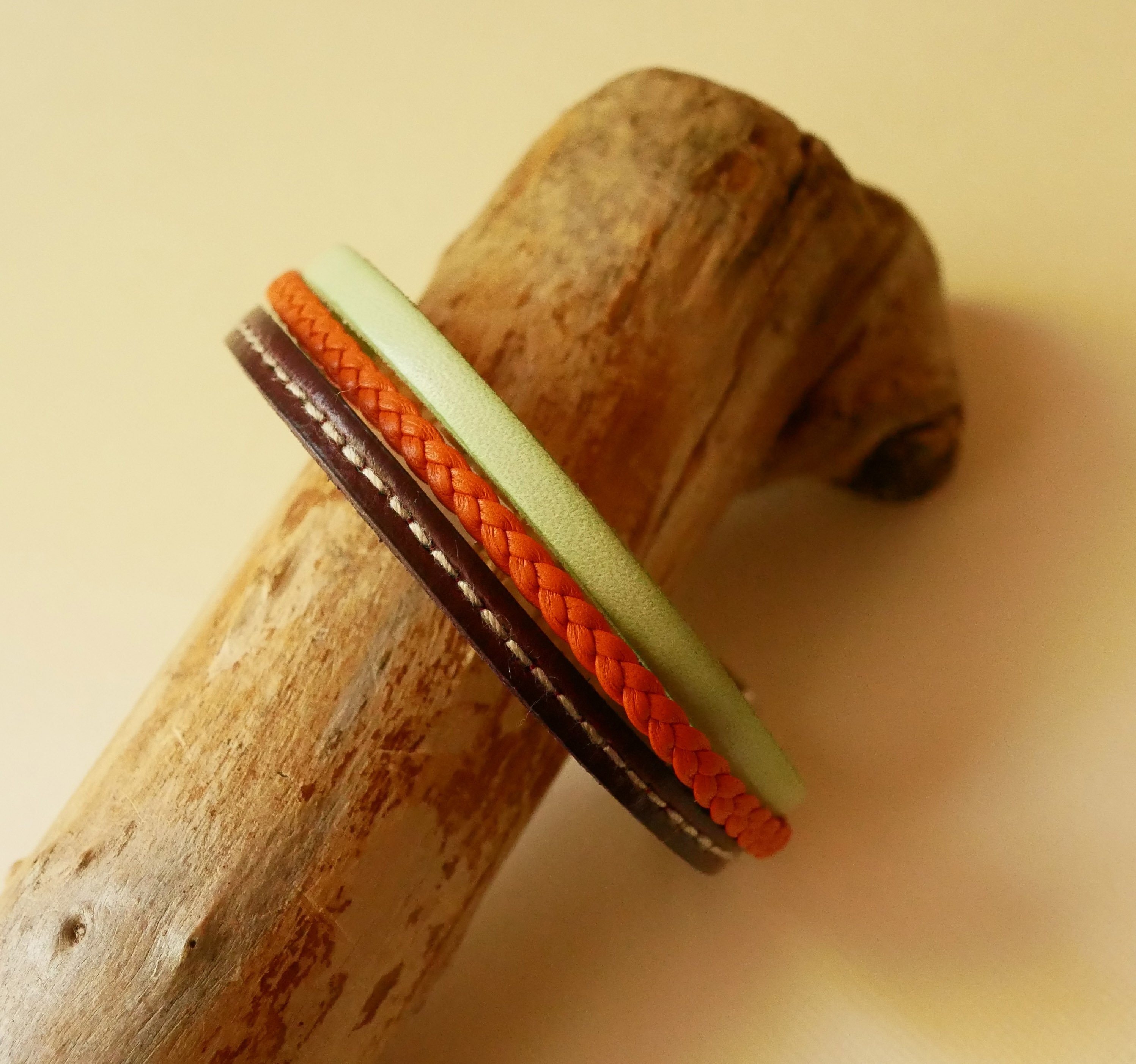Bracelet manchette multi-cuirs Amande, tress&eacute; Orange et surpiqu&eacute; Bordeaux