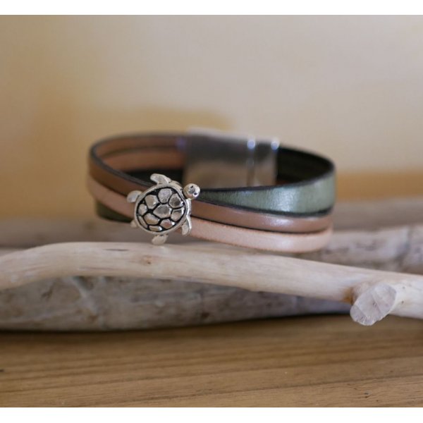 Bracelet manchette multi cuirs décor Tortue fermoir magnétique large