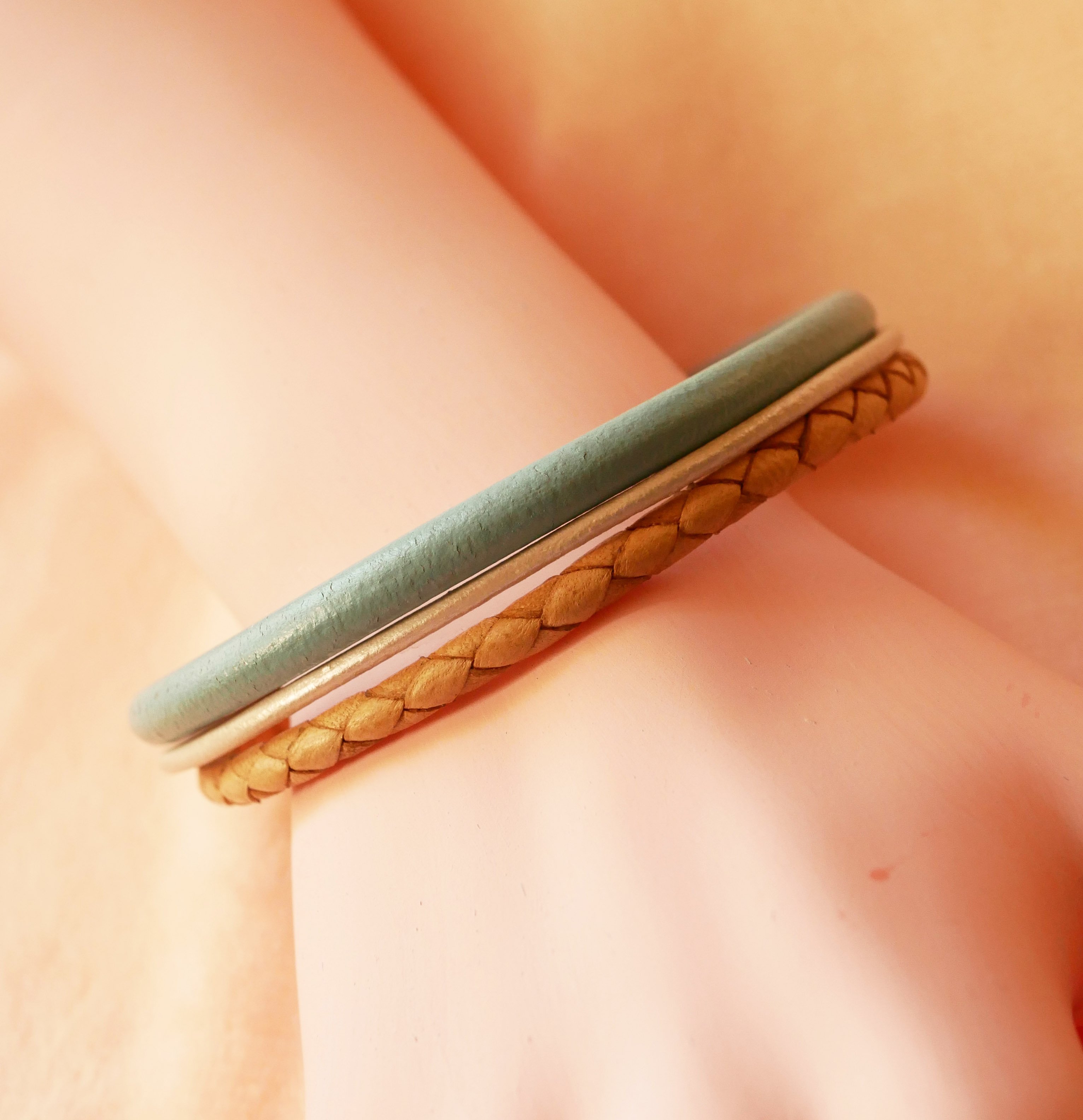 Bracelet manchette multi cuirs tress&eacute; Beige et Turquoise