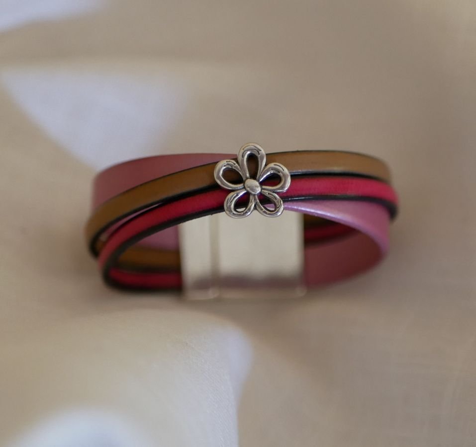 Bracelet manchette multi cuirs décor Fleur fermoir magnétique large