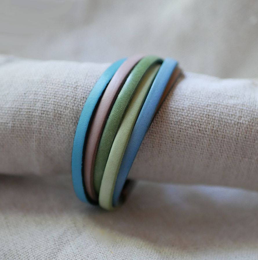 Bracelet manchette multi-cuirs coloris pastels