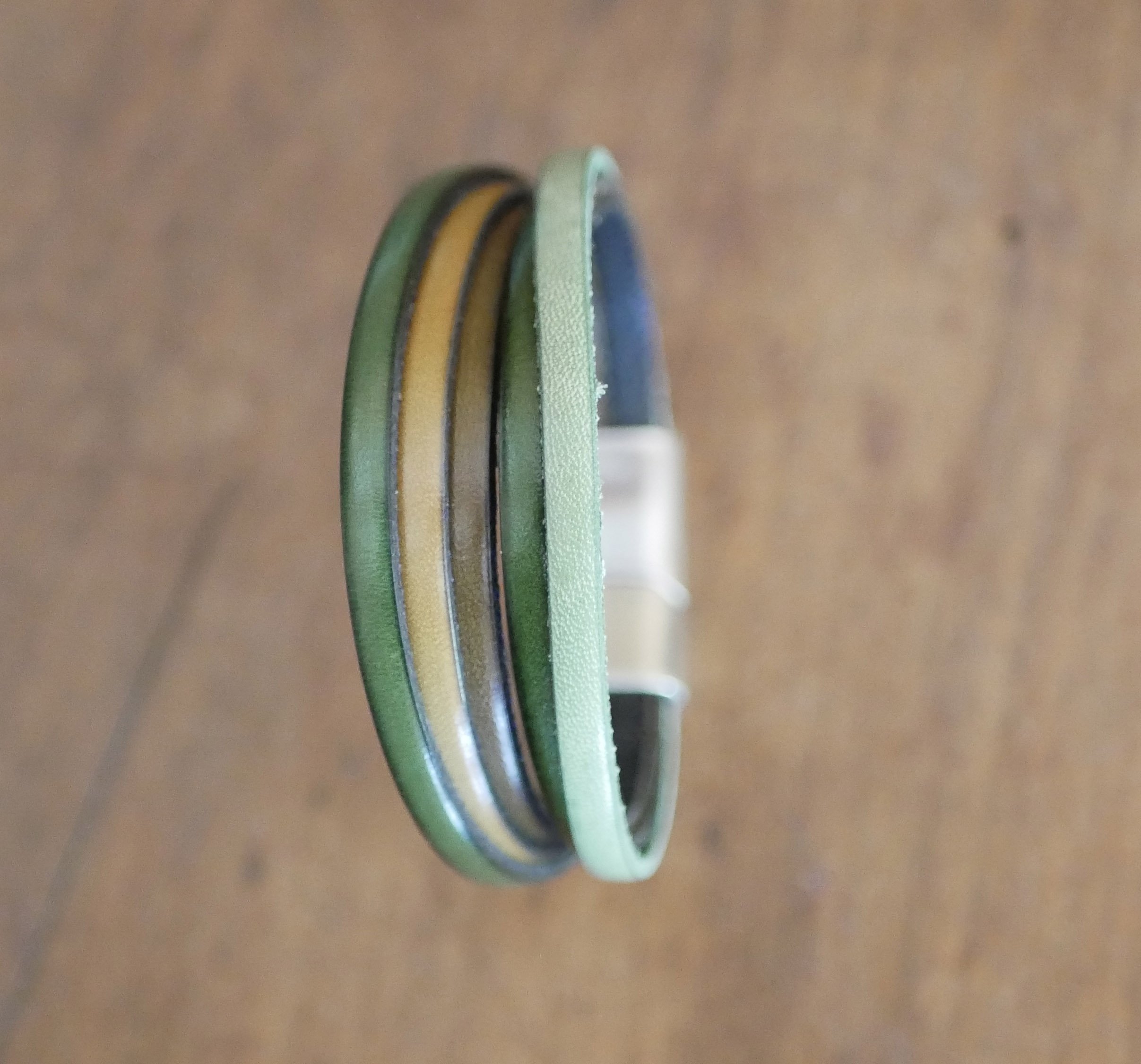Bracelet manchette multi-cuirs cama&iuml;eu de verts