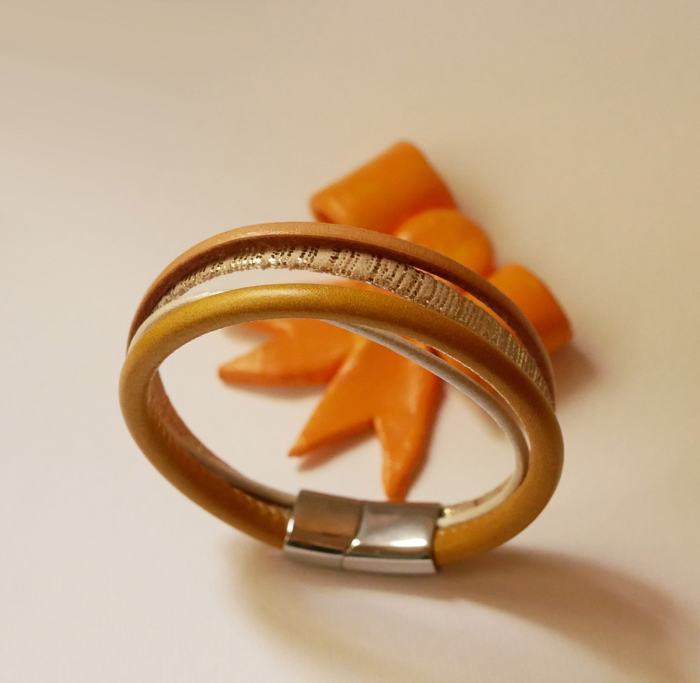 Bracelet manchette multi cuirs Beige et Dor&eacute;