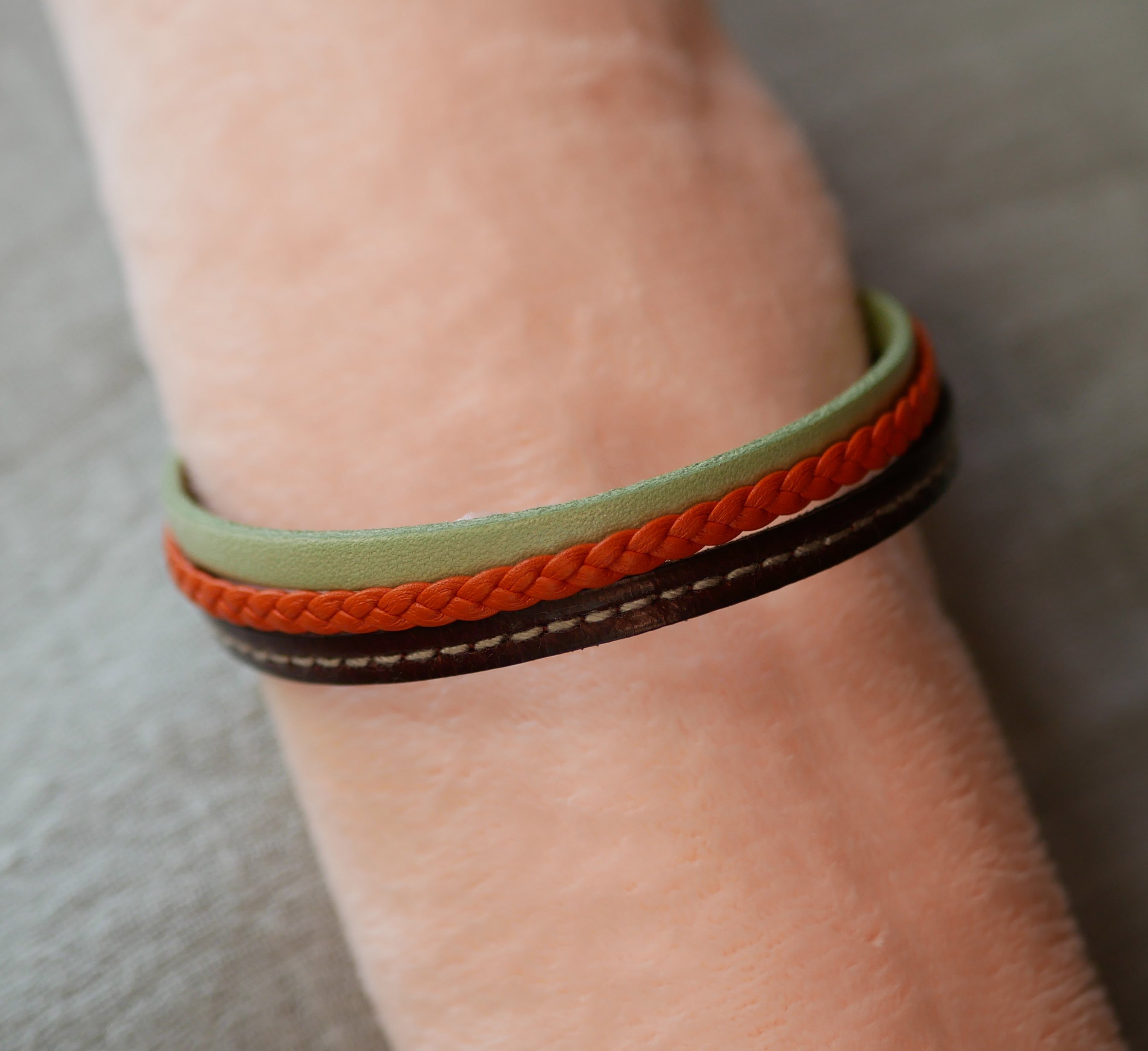 Bracelet manchette multi-cuirs Amande, tress&eacute; Orange et surpiqu&eacute; Bordeaux