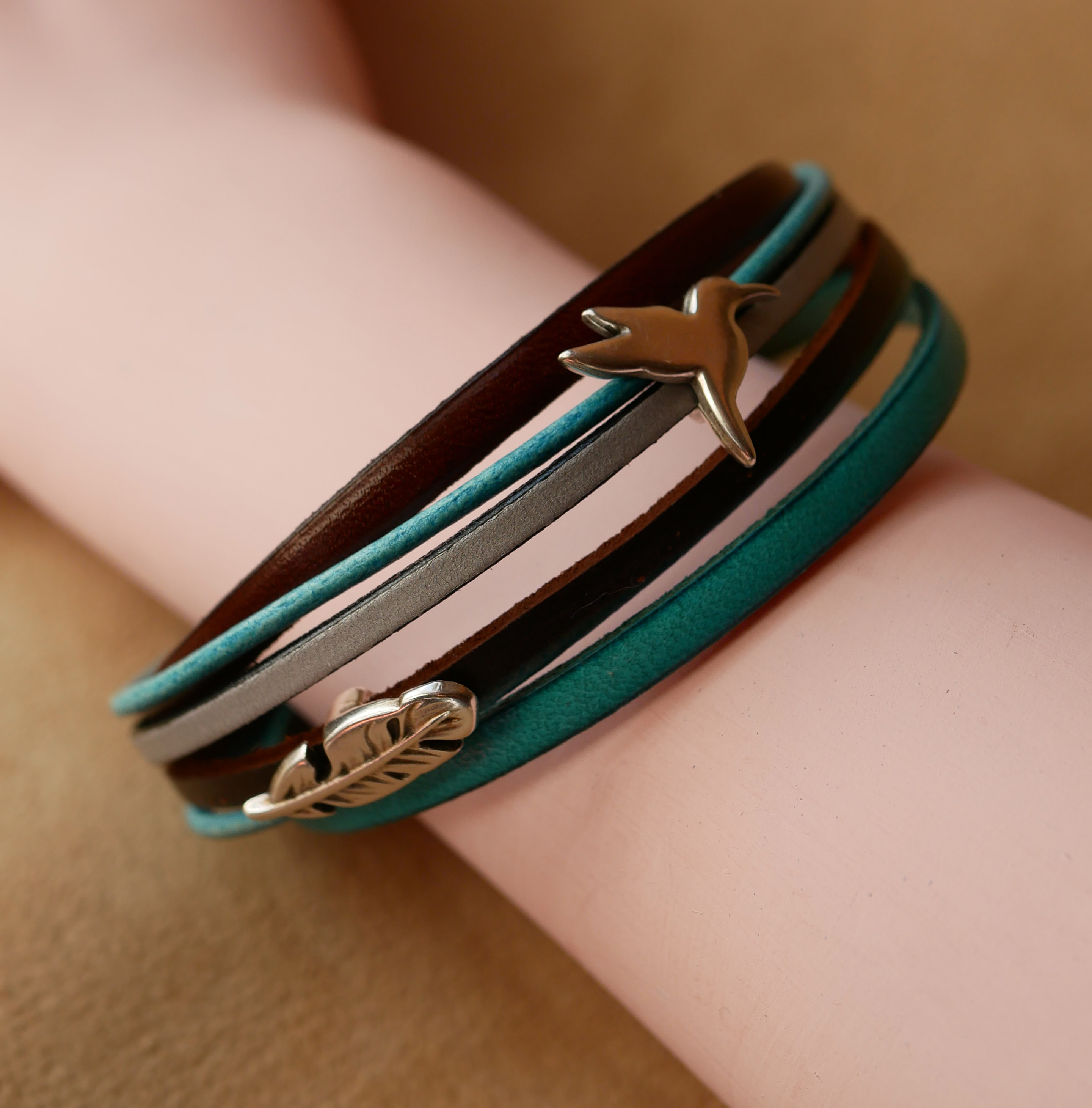 Bracelet manchette multi cuirs turquoise et marron aux 2 passants argentés