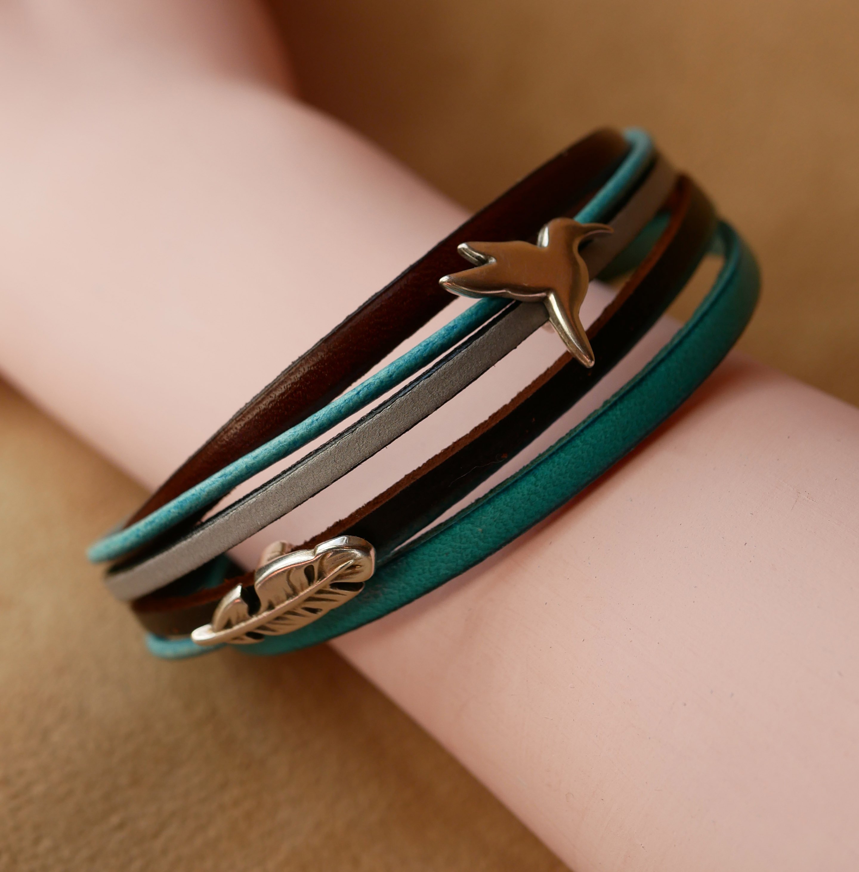 Bracelet manchette multi cuirs turquoise et marron aux 2 passants argentés
