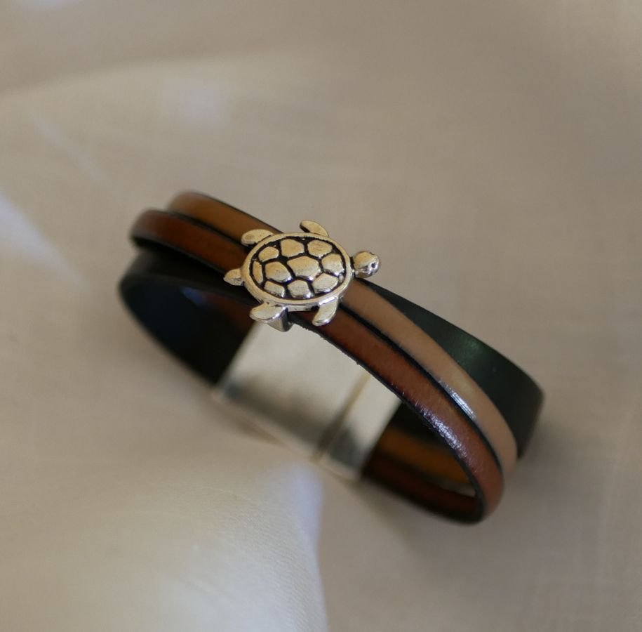 Bracelet manchette multi cuirs décor Tortue fermoir magnétique large
