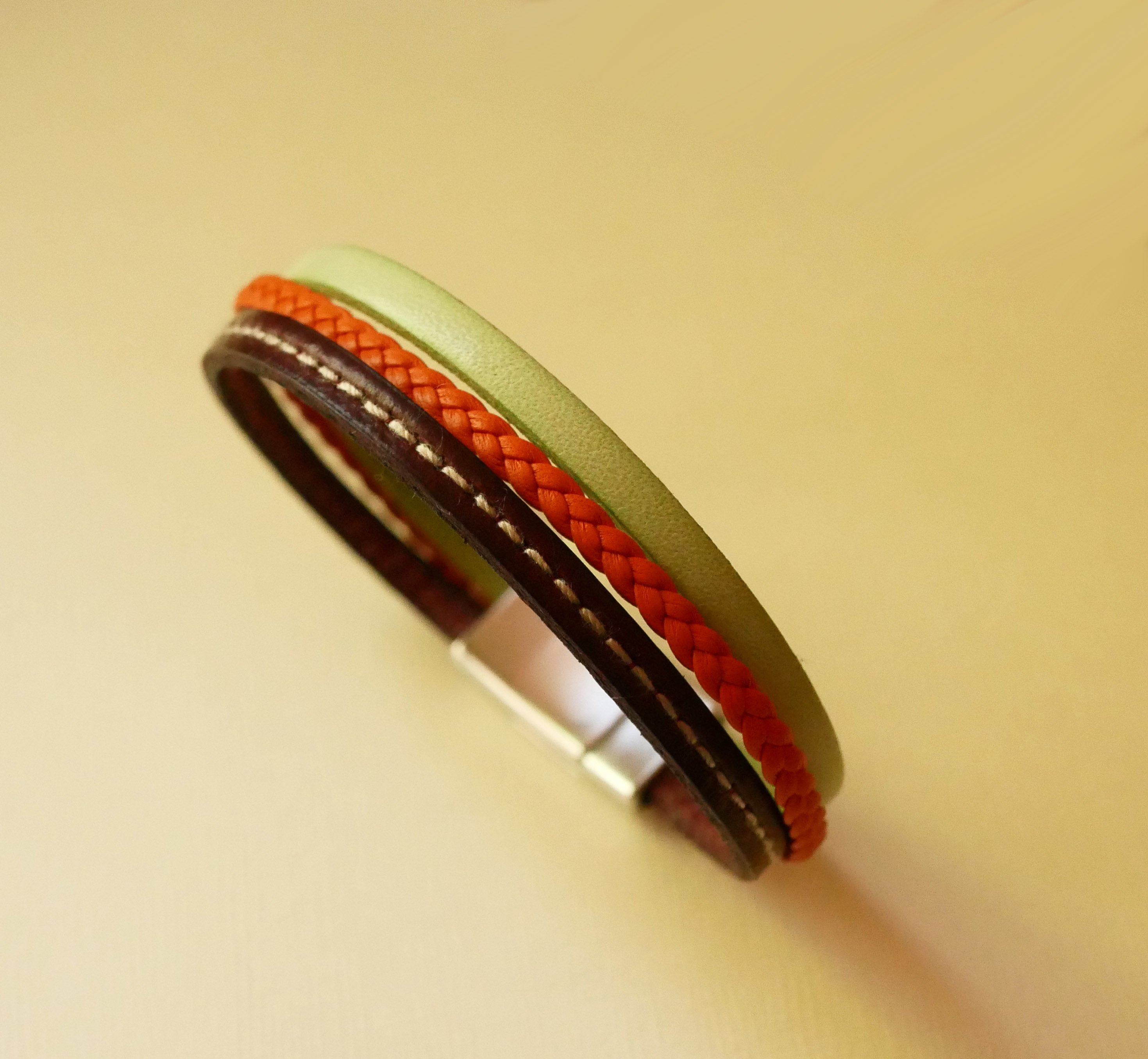 Bracelet manchette multi-cuirs Amande, tress&eacute; Orange et surpiqu&eacute; Bordeaux