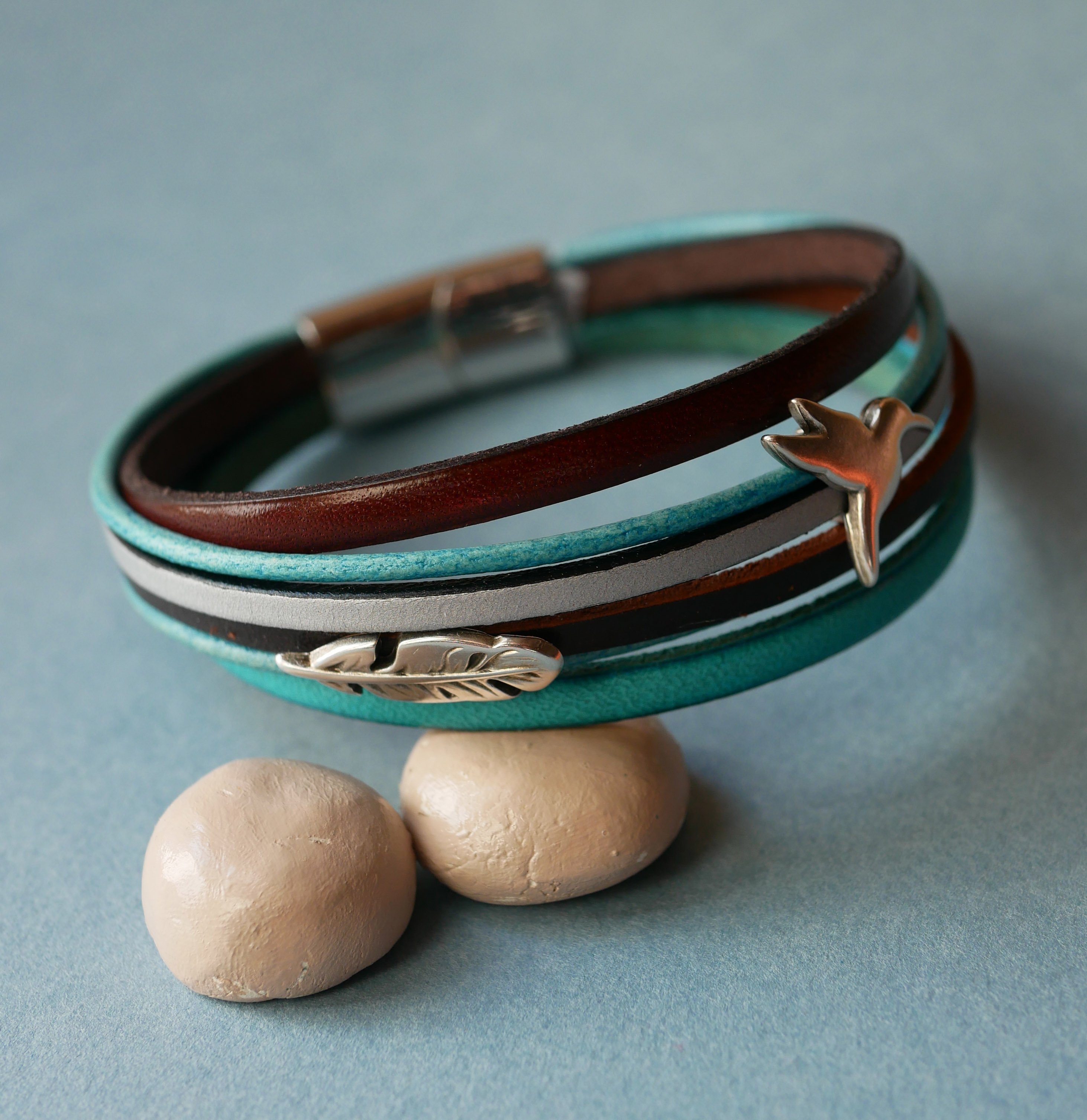 Bracelet manchette multi cuirs turquoise et marron aux 2 passants argentés
