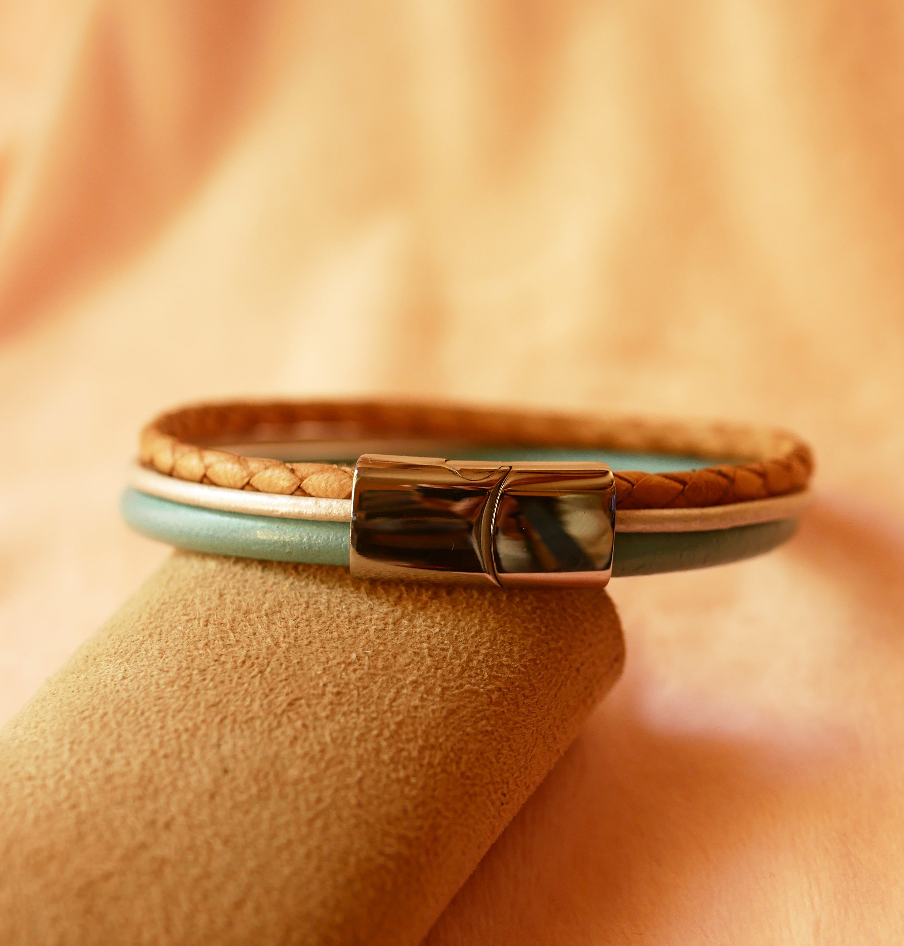 Bracelet manchette multi cuirs tress&eacute; Beige et Turquoise