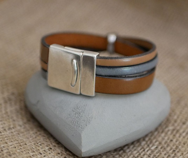 Bracelet manchette multi cuirs d&eacute;cor Feuilles fermoir magn&eacute;tique large