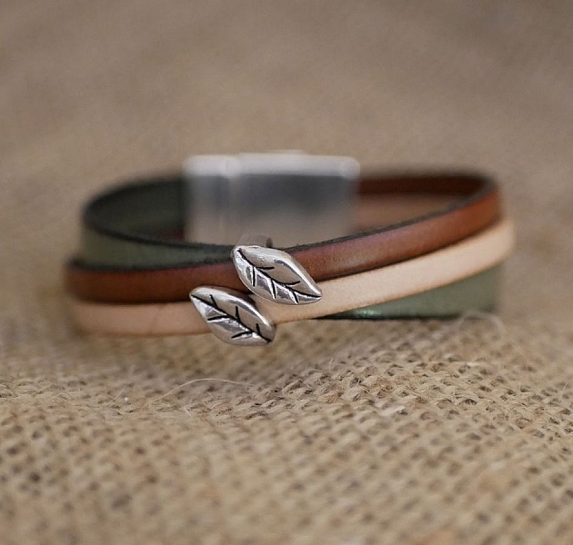 Bracelet manchette multi cuirs d&eacute;cor Feuilles fermoir magn&eacute;tique large