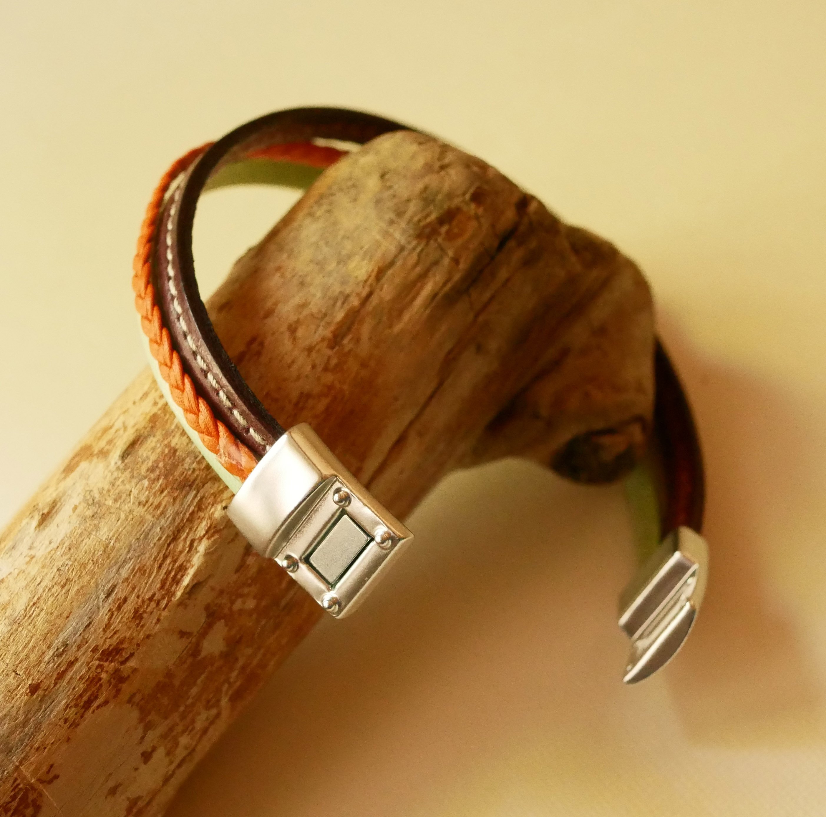 Bracelet manchette multi-cuirs Amande, tress&eacute; Orange et surpiqu&eacute; Bordeaux