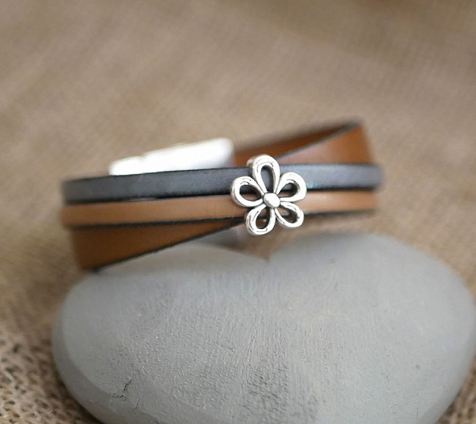 Bracelet manchette multi cuirs d&eacute;cor Fleur fermoir magn&eacute;tique large