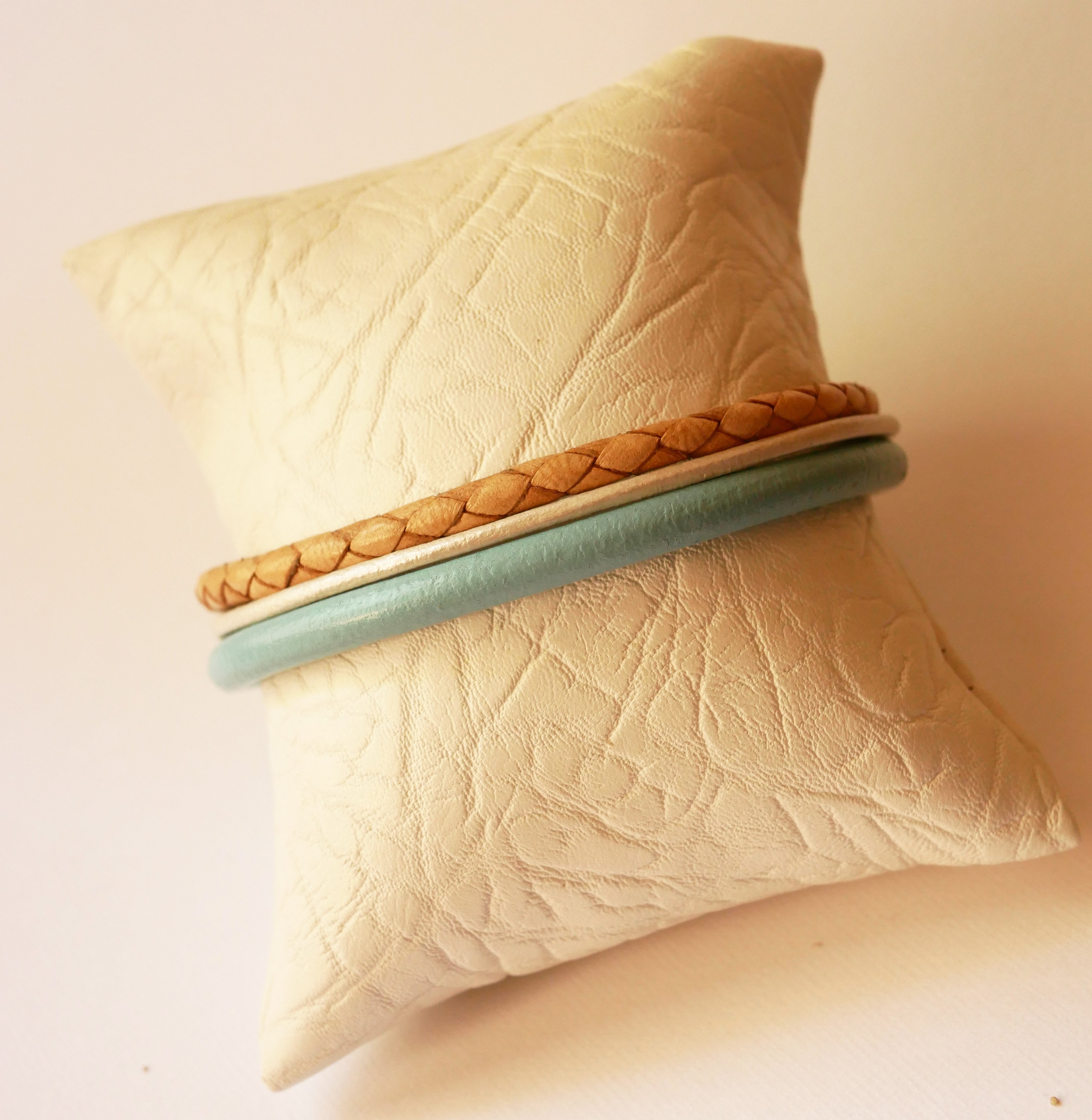 Bracelet manchette multi cuirs tress&eacute; Beige et Turquoise