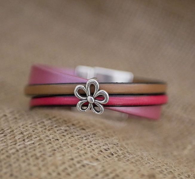 Bracelet manchette multi cuirs d&eacute;cor Fleur fermoir magn&eacute;tique large