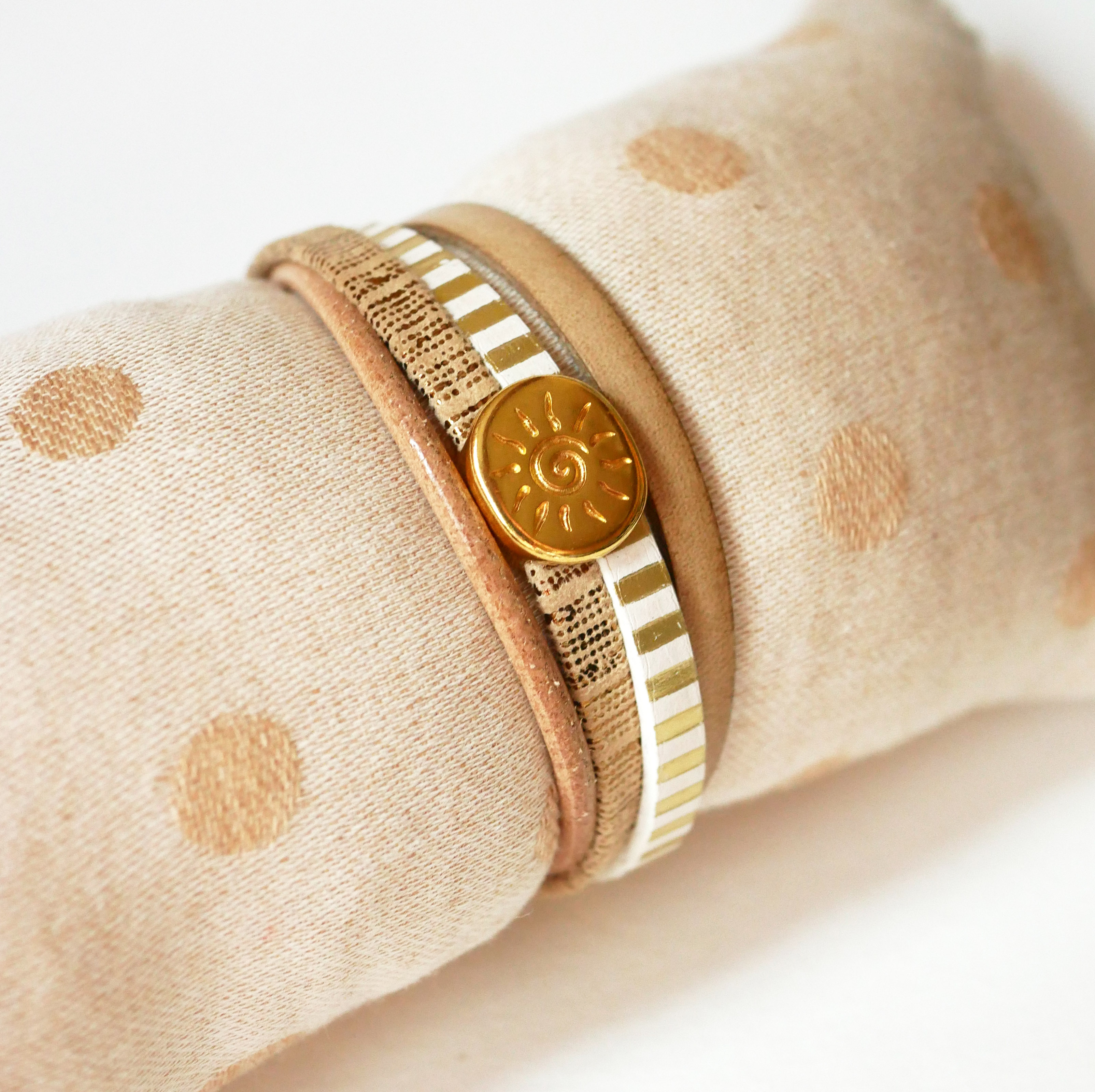 Bracelet manchette multi-liens en cuir et passant soleil doré