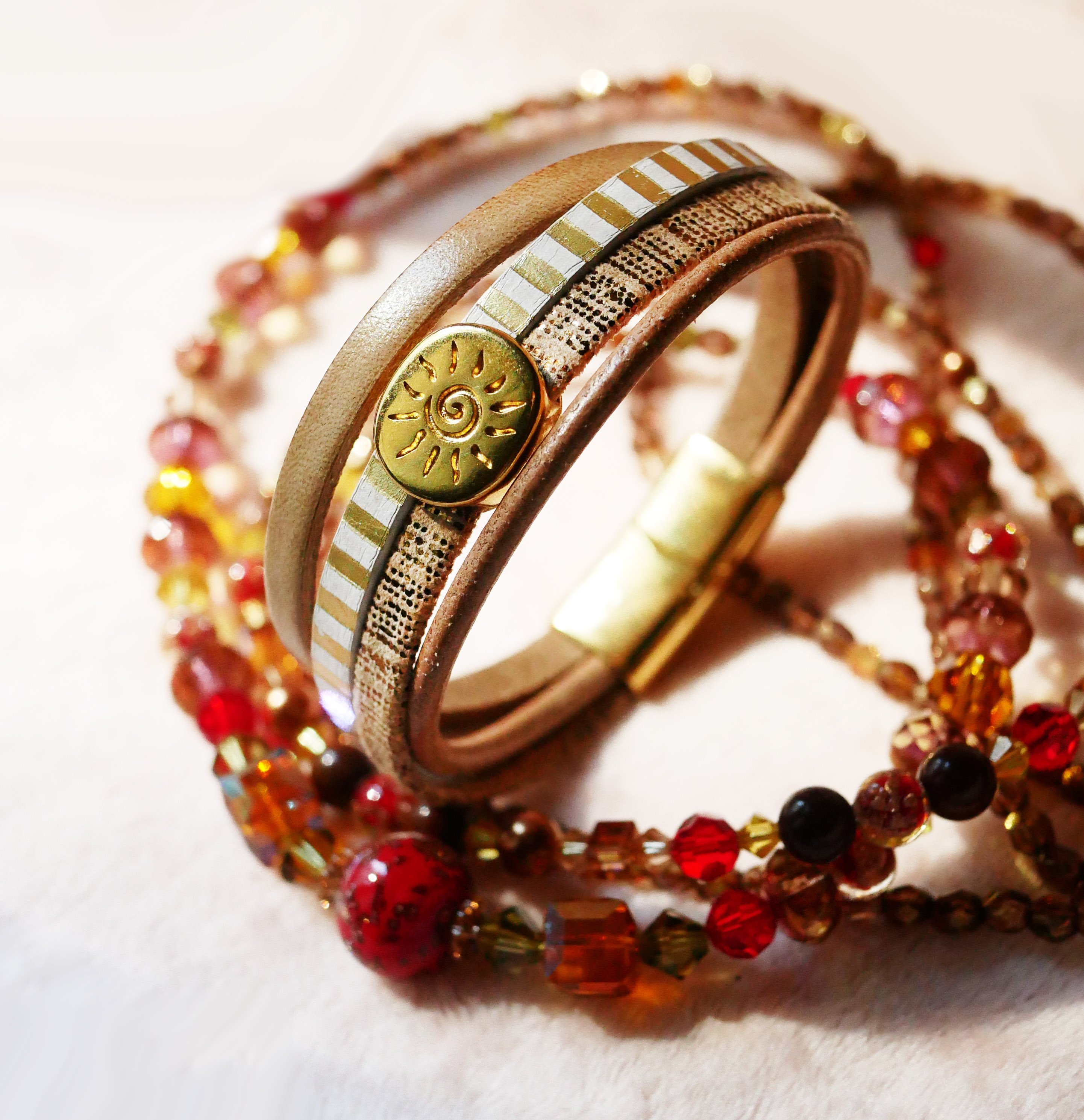 Bracelet manchette multi-liens en cuir et passant soleil dor&eacute;