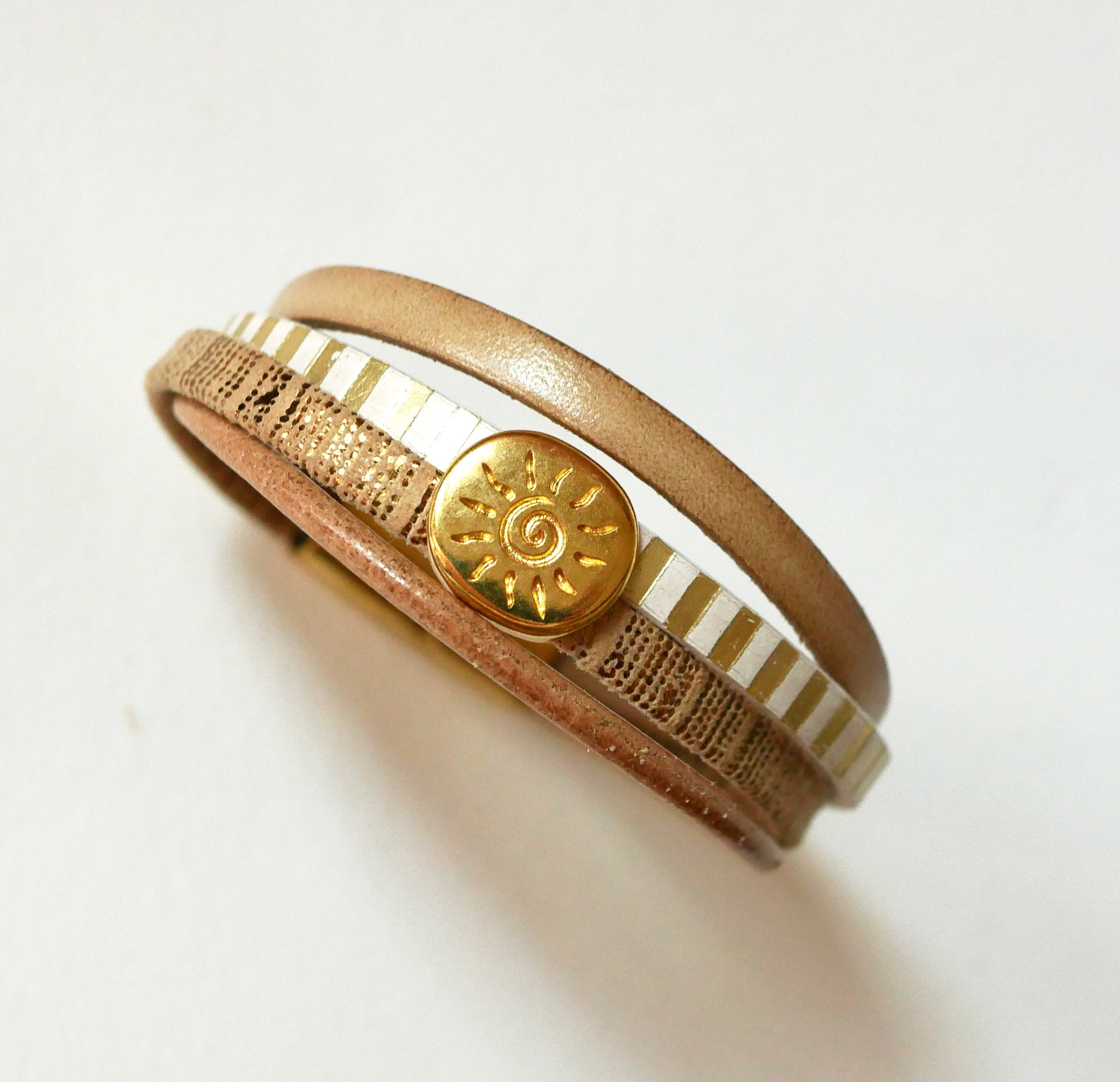 Bracelet manchette multi-liens en cuir et passant soleil doré