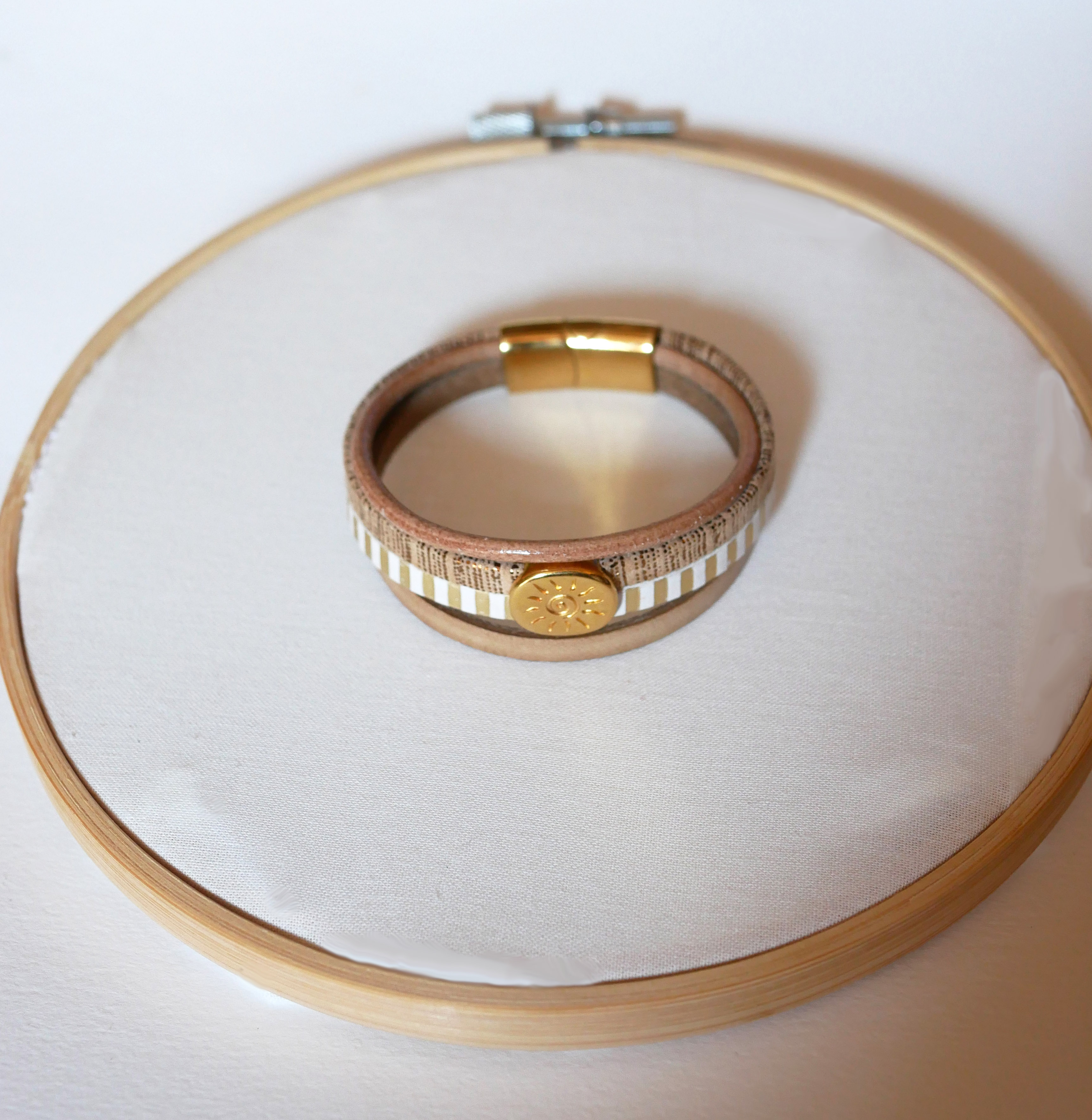 Bracelet manchette multi-liens en cuir et passant soleil doré