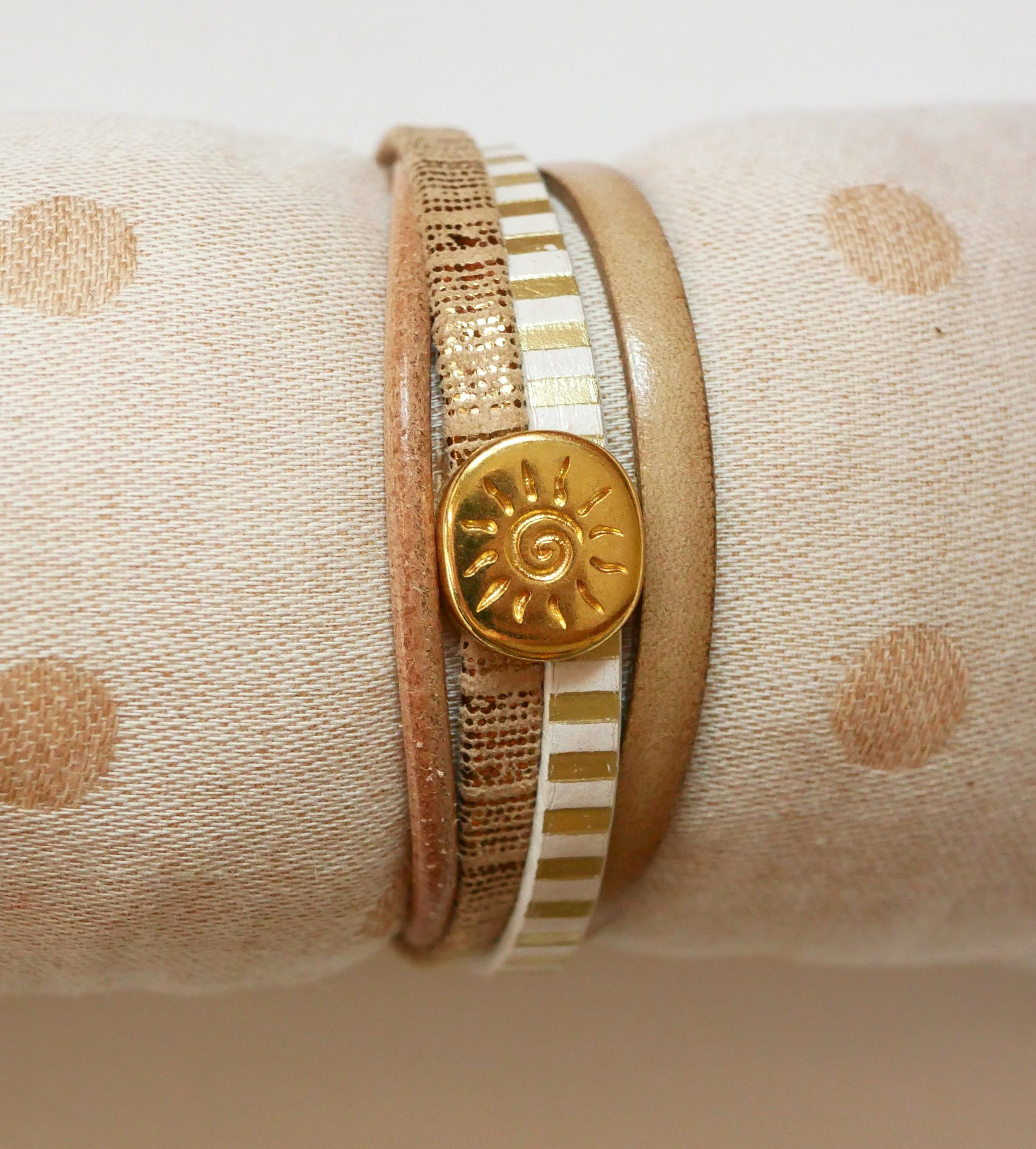 Bracelet manchette multi-liens en cuir et passant soleil doré