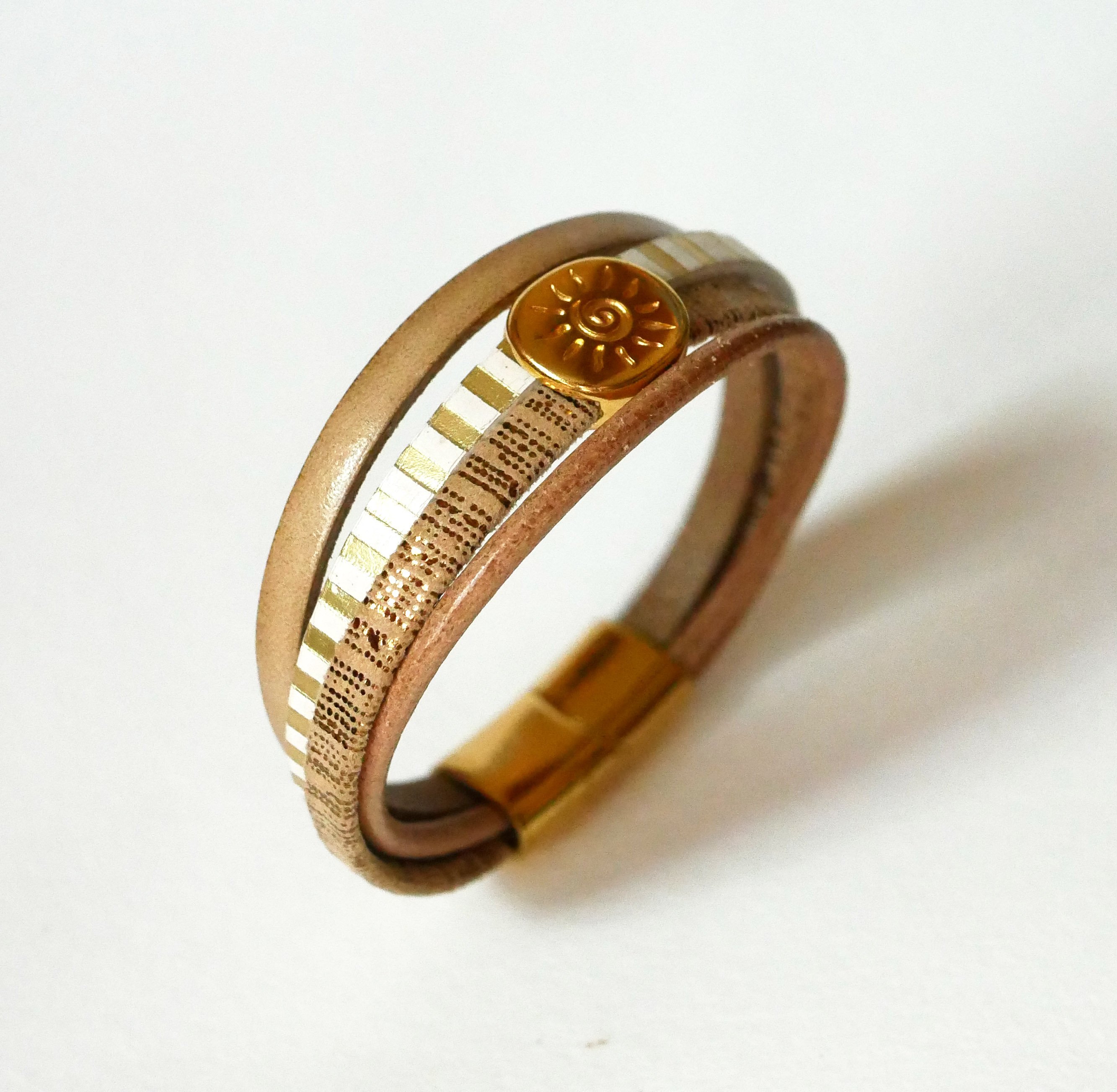 Bracelet manchette multi-liens en cuir et passant soleil dor&eacute;