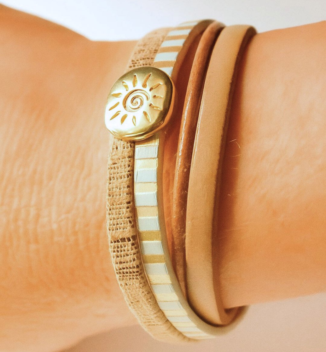 Bracelet manchette multi-liens en cuir et passant soleil doré