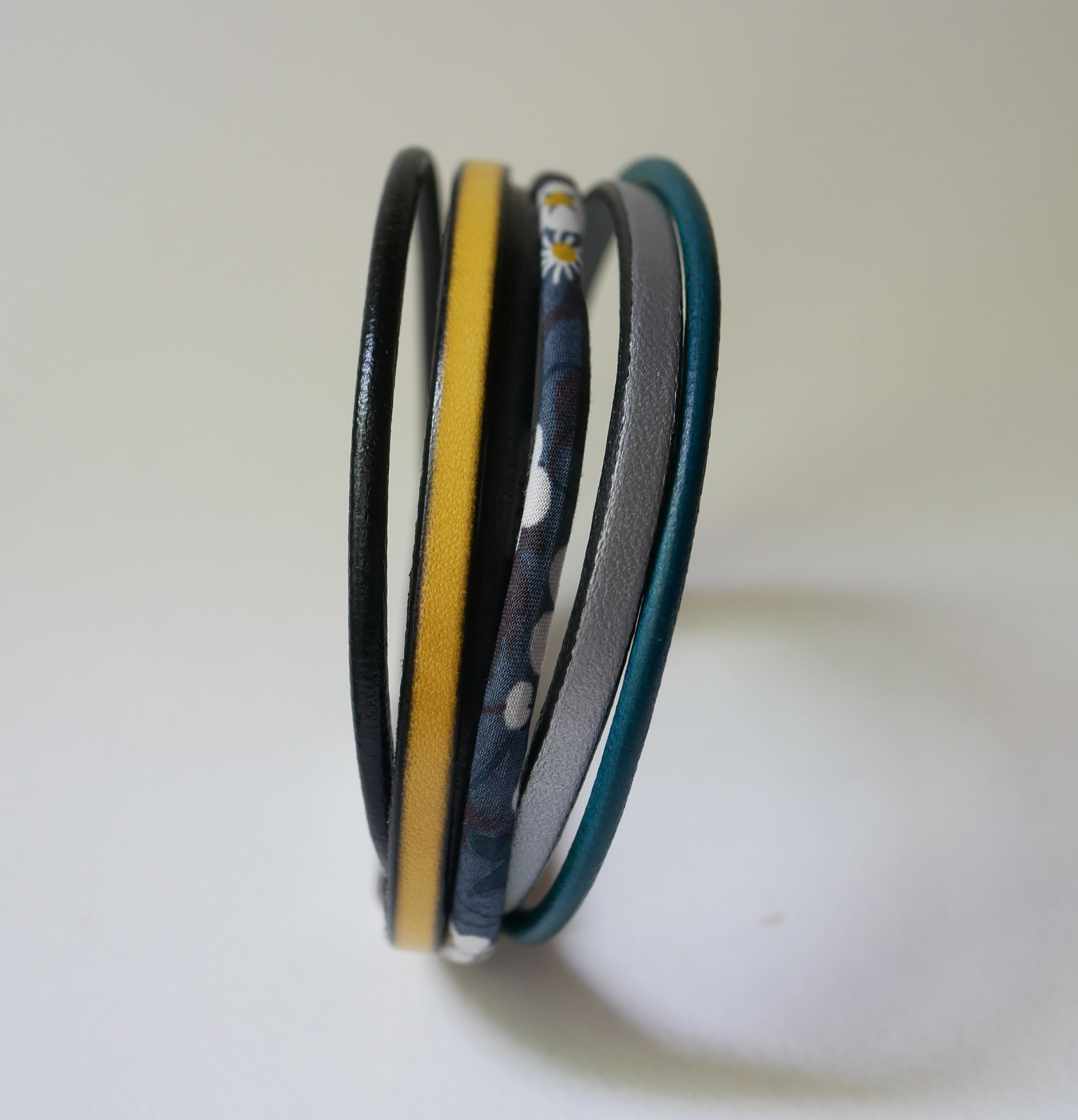 Bracelet manchette multi-rangs cuirs et cordon Liberty gris anthracite