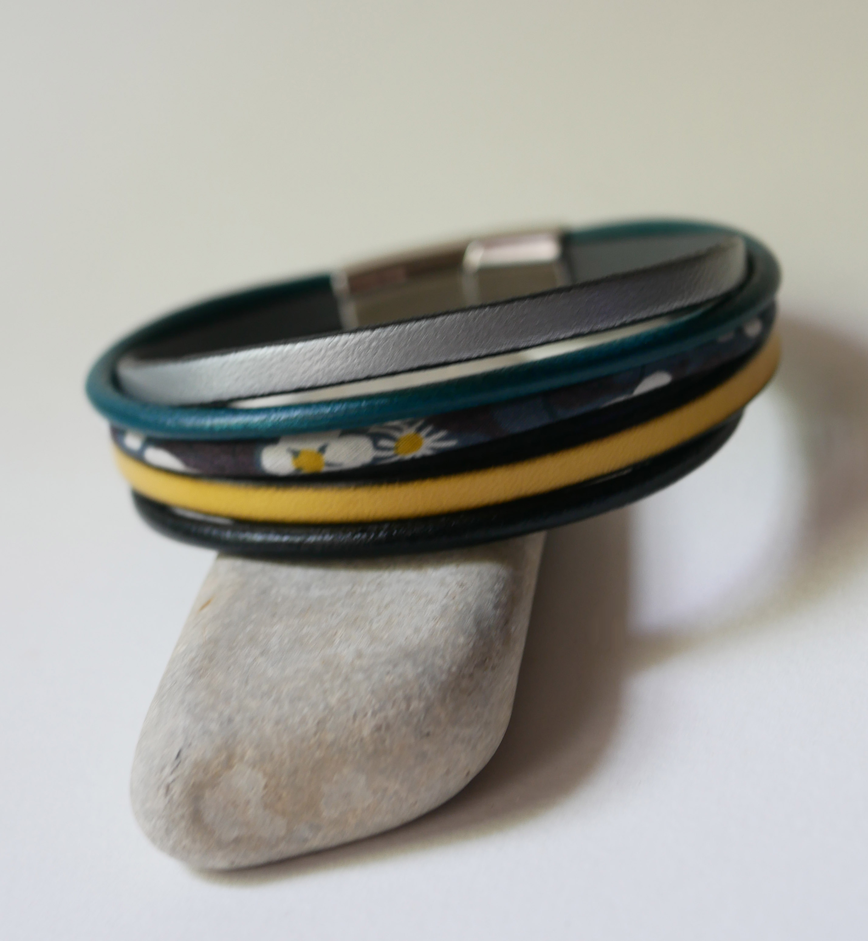 Bracelet manchette multi-rangs cuirs et cordon Liberty gris anthracite